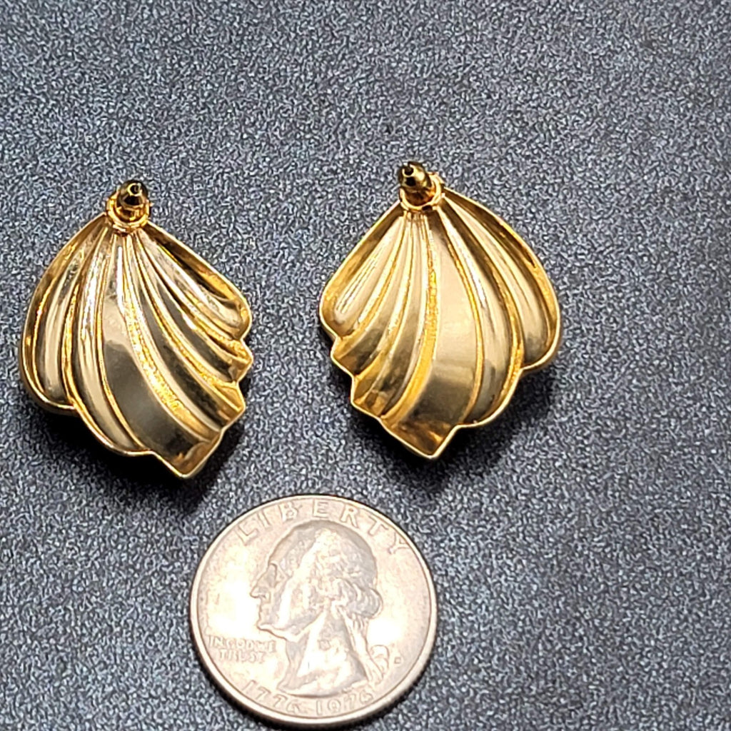 Vintage Pierced Earrings Gold tone Tan Swirl Enamel Drop 1.25" Lightweight