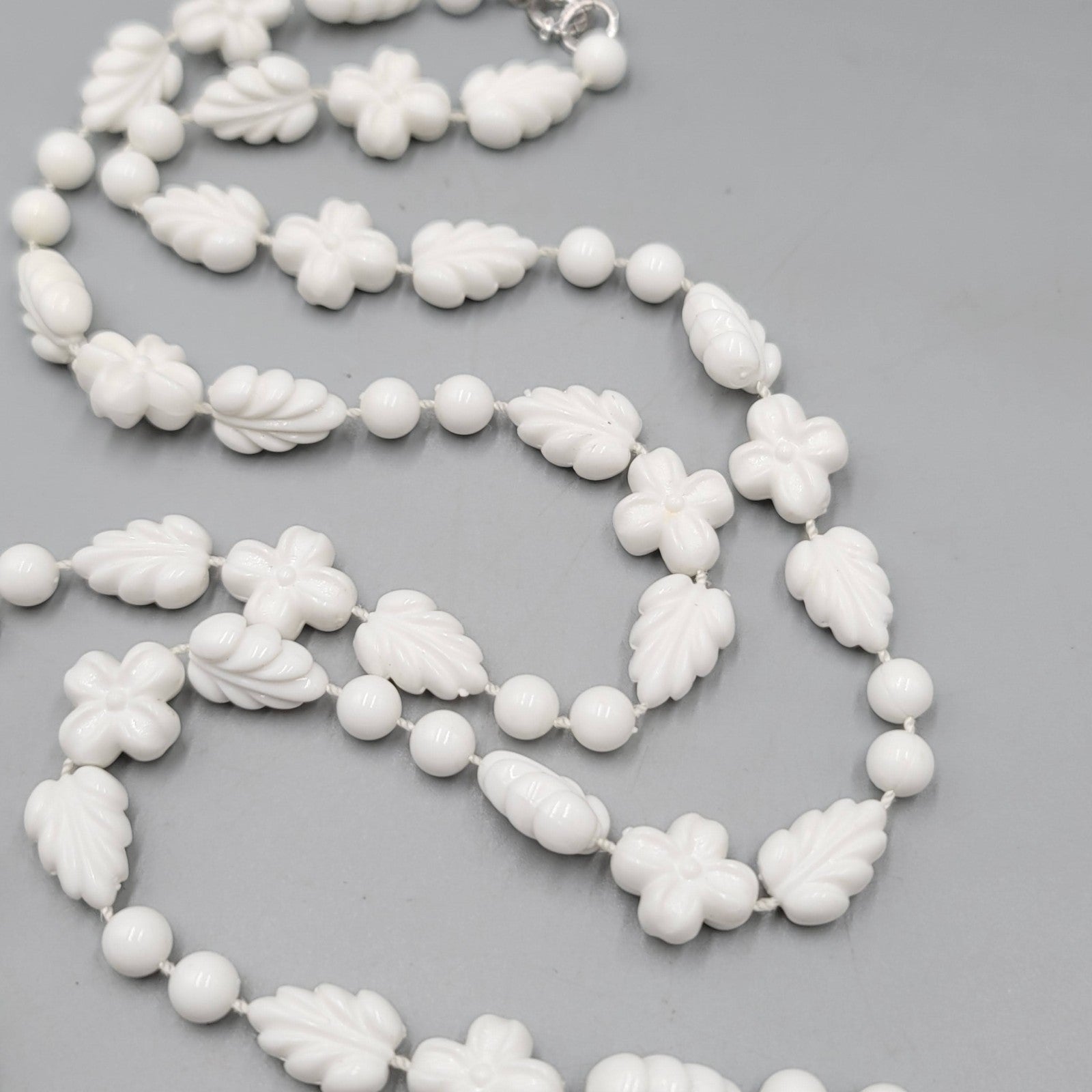 Vintage Sarah Cov Necklace White Bead Flowers Leaves 36 in