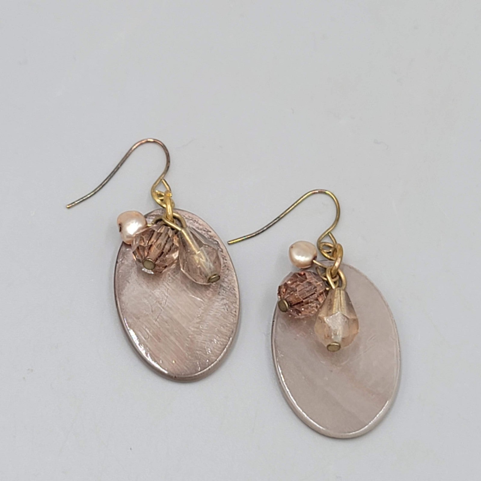 Oval Shell Pearl Bead Dangle Pierced Earrings Gold tone 1.25"
