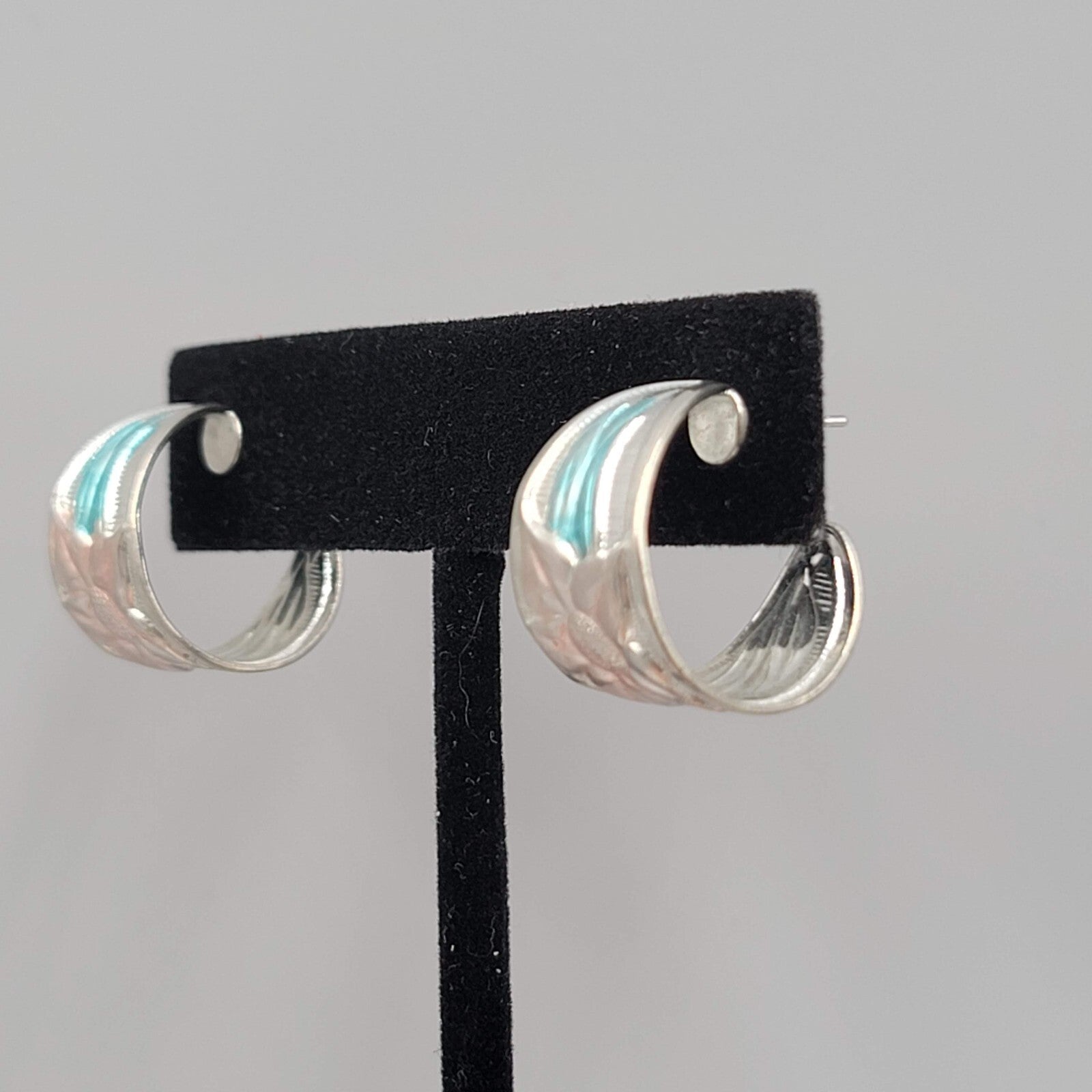 Vintage Hoops Pierced Earrings Silver tone Pastel Pink Blue Embossed Flowers 5/8