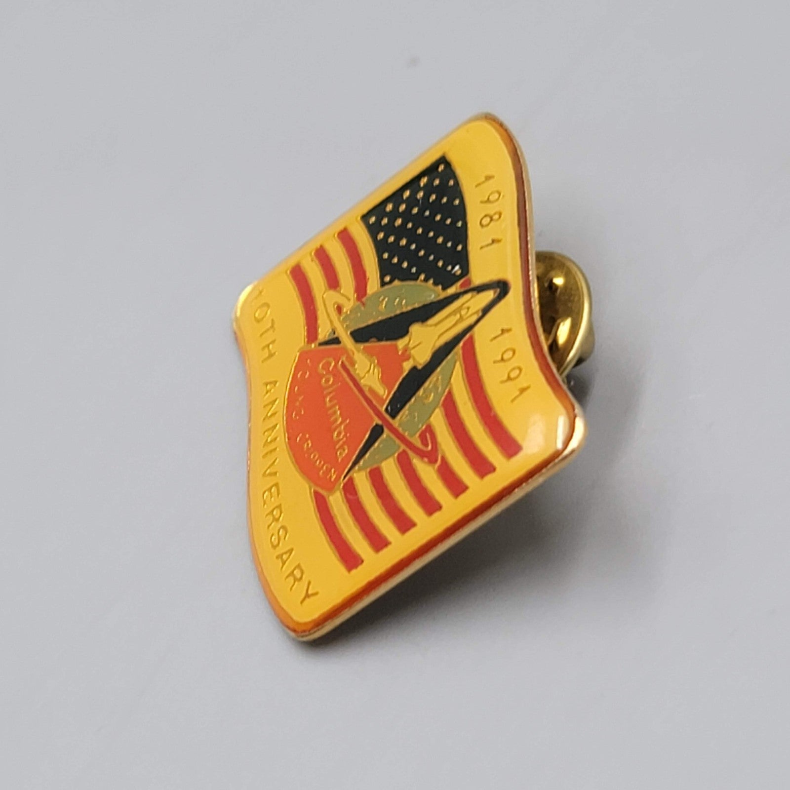 Vtg NASA 1991 Columbia Space Shuttle 10 Th Anniversary Gold Tone Lapel Pin