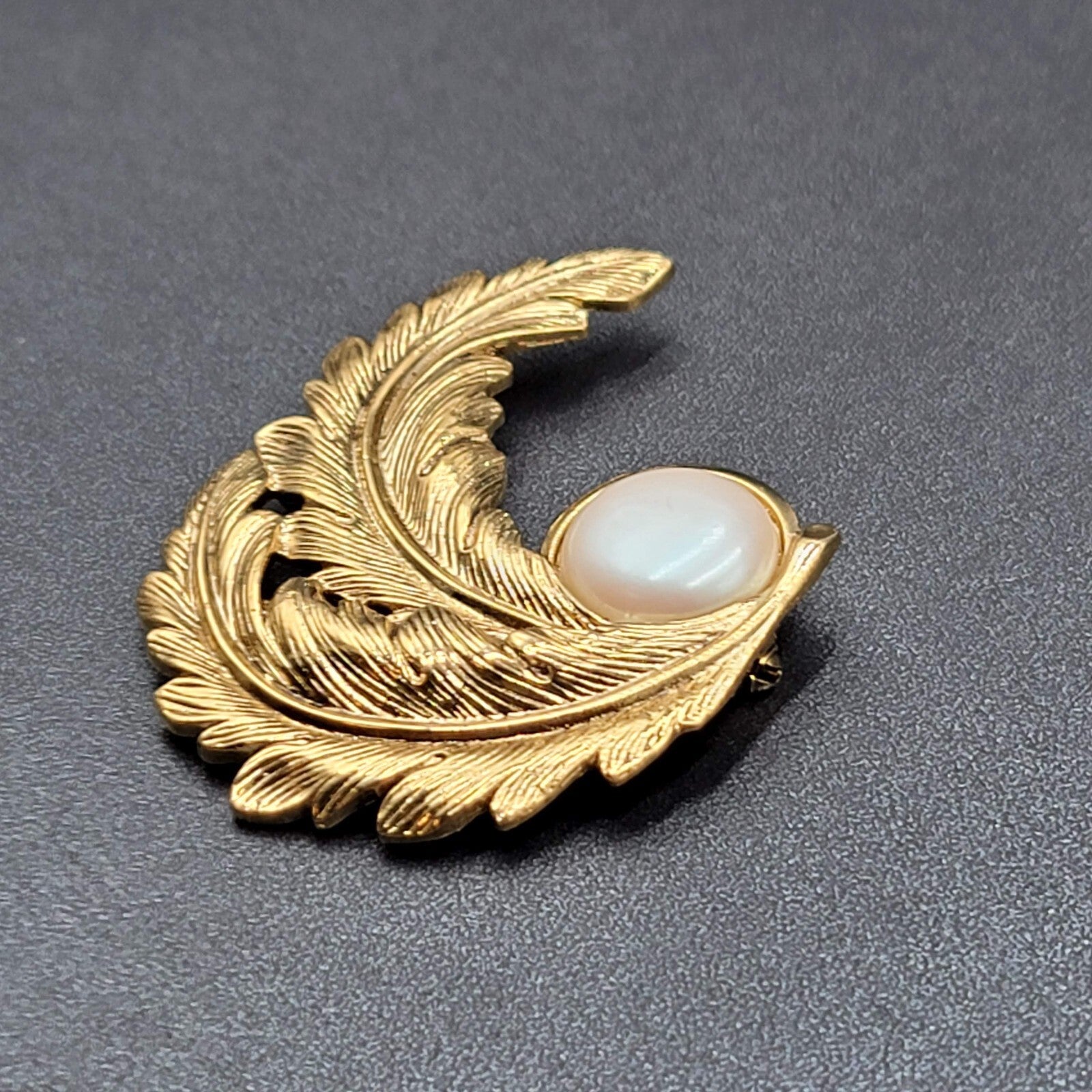 Vintage Brooch Pin Jewelry Costume Leaf Imitation Pearl Gold tone 2.75"
