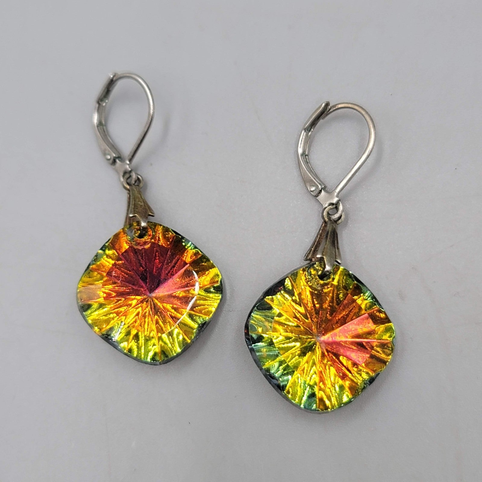 Vintage Heliotrope Glass Pierced Earrings Silver tone Dangle  1"