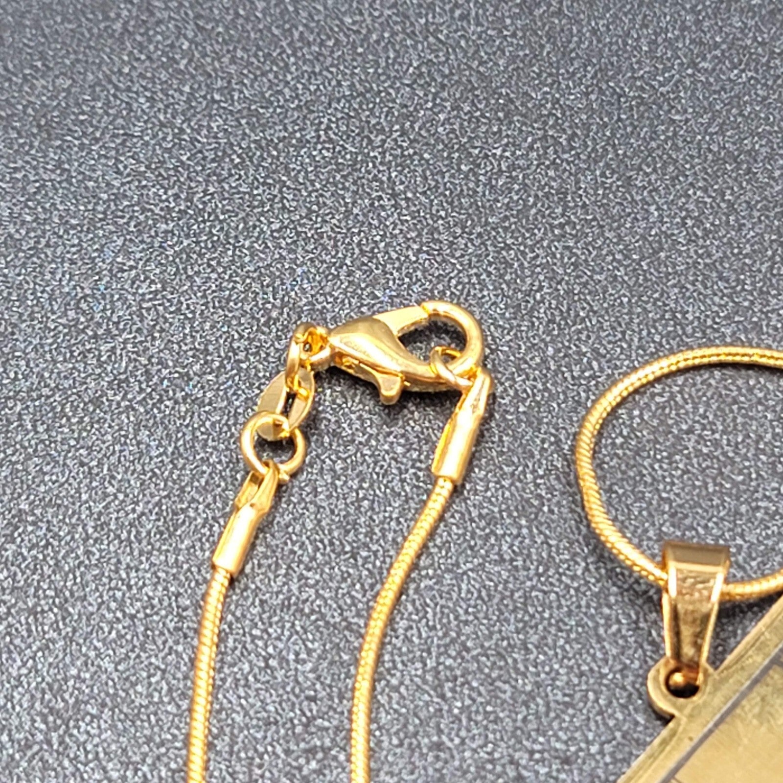 The HIEROPHANT Tarot Card Pendant Necklace Major Arcana Gold tone 18”.