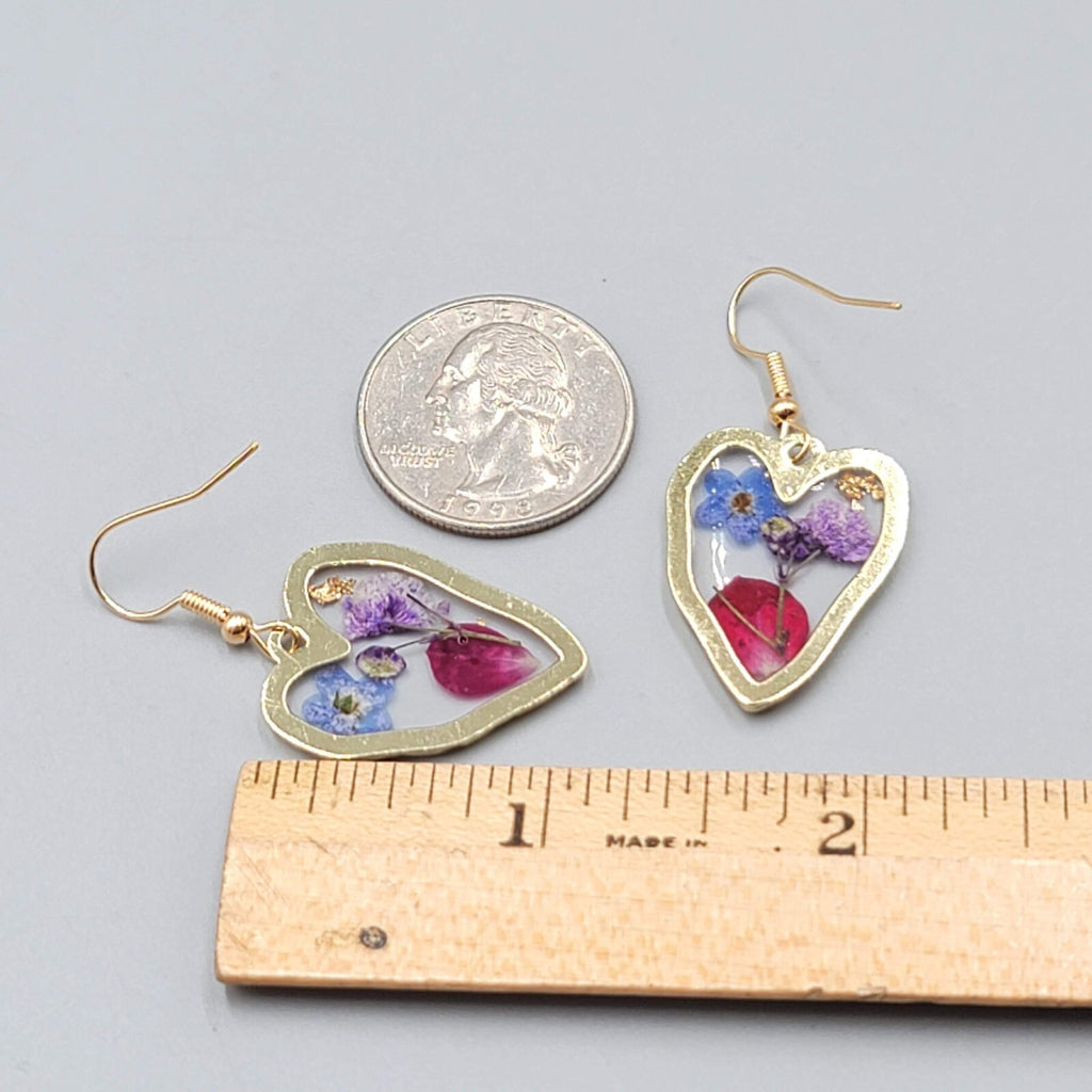 Real Flower Heart Pierced Earrings Gold tone Dangle Resin 1"