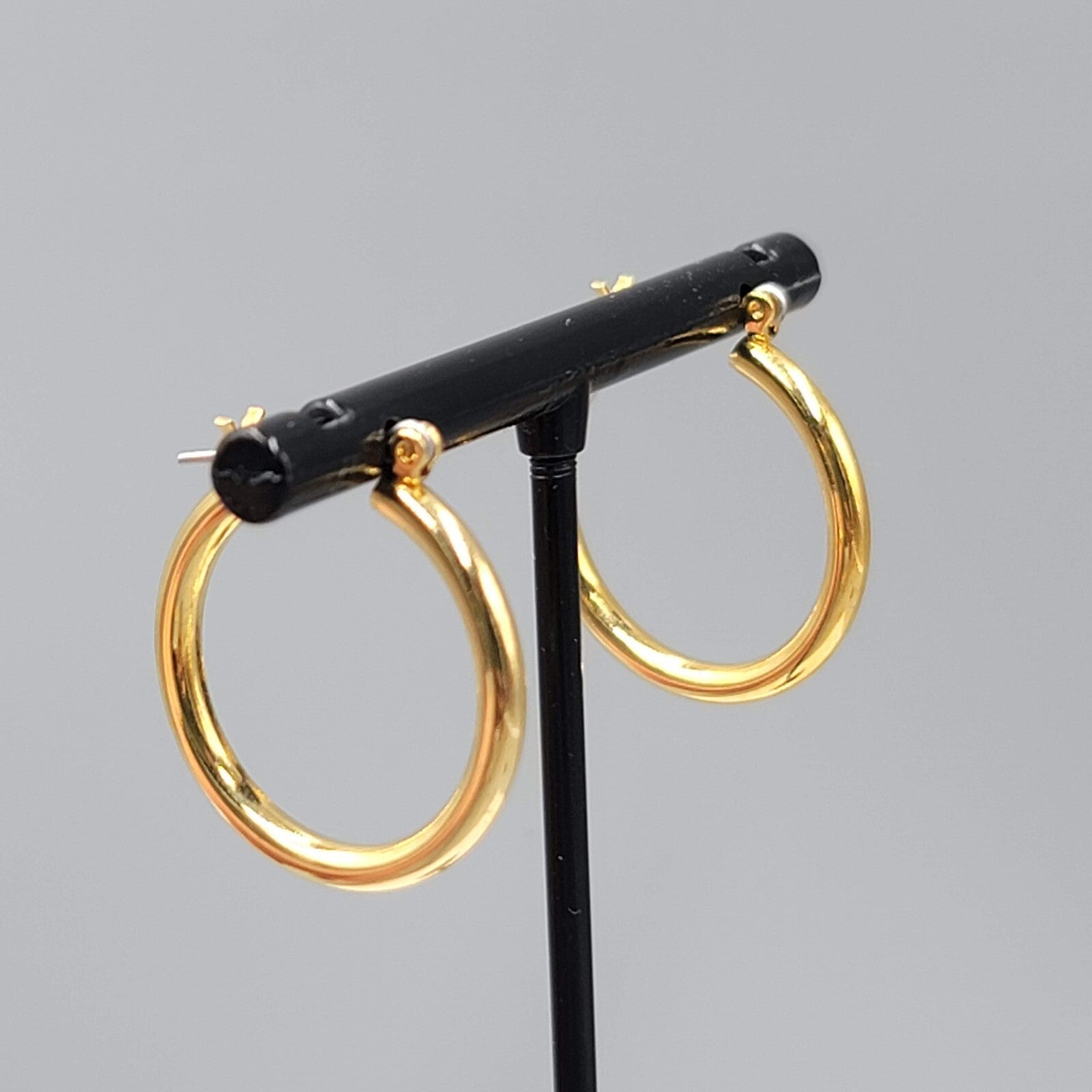 Pierced Earrings Gold tone Round Hoops 7/8"