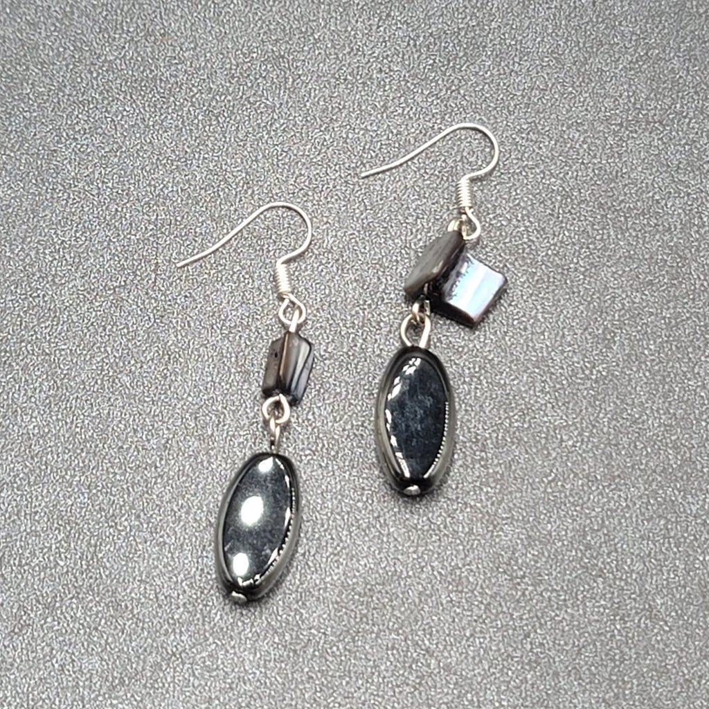 Pierced Earrings Silver tone Black Glass Bead Shell Beads Dangle 1.5"