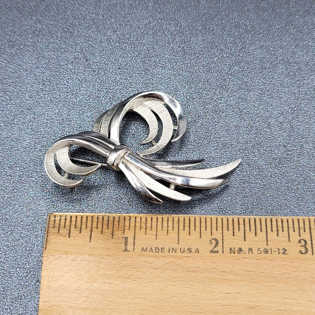 Vintage Crown TRIFARI Brushed Polished Silver Plated Bow Ribbon Brooch Pin
