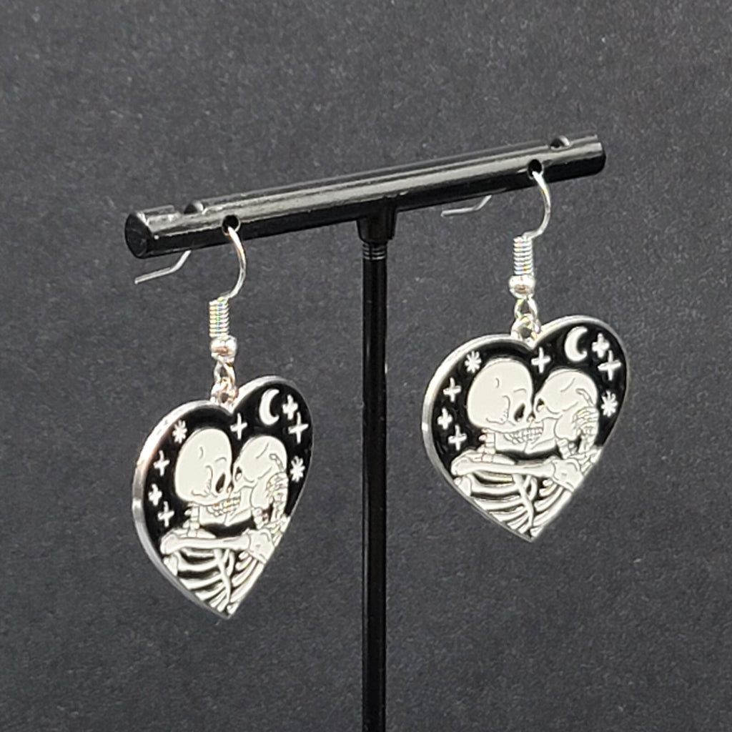 Kissing Skeletons Pierced Earrings Silver tone Black White Enamel Heart 1"