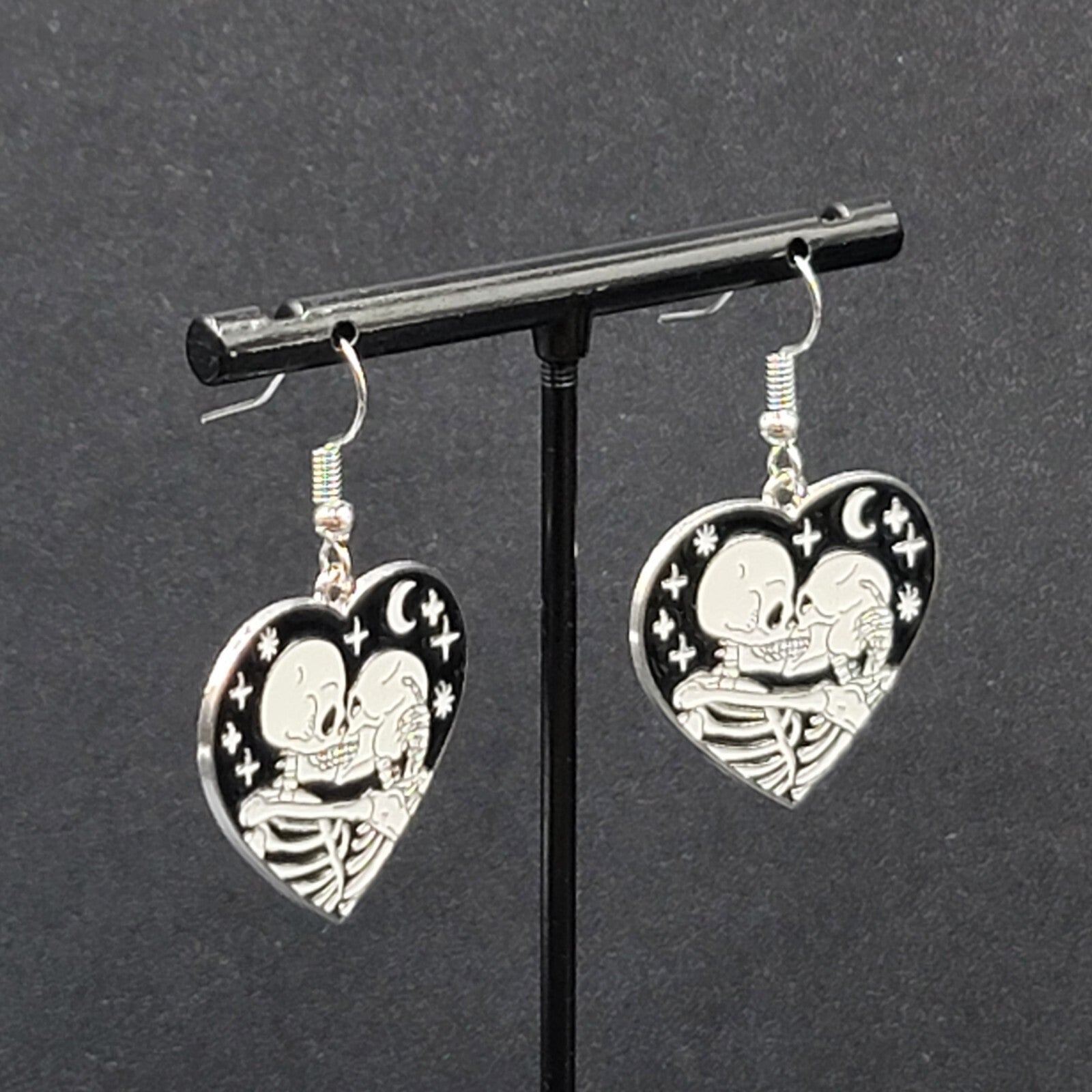 Kissing Skeletons Pierced Earrings Silver tone Black White Enamel Heart 1"