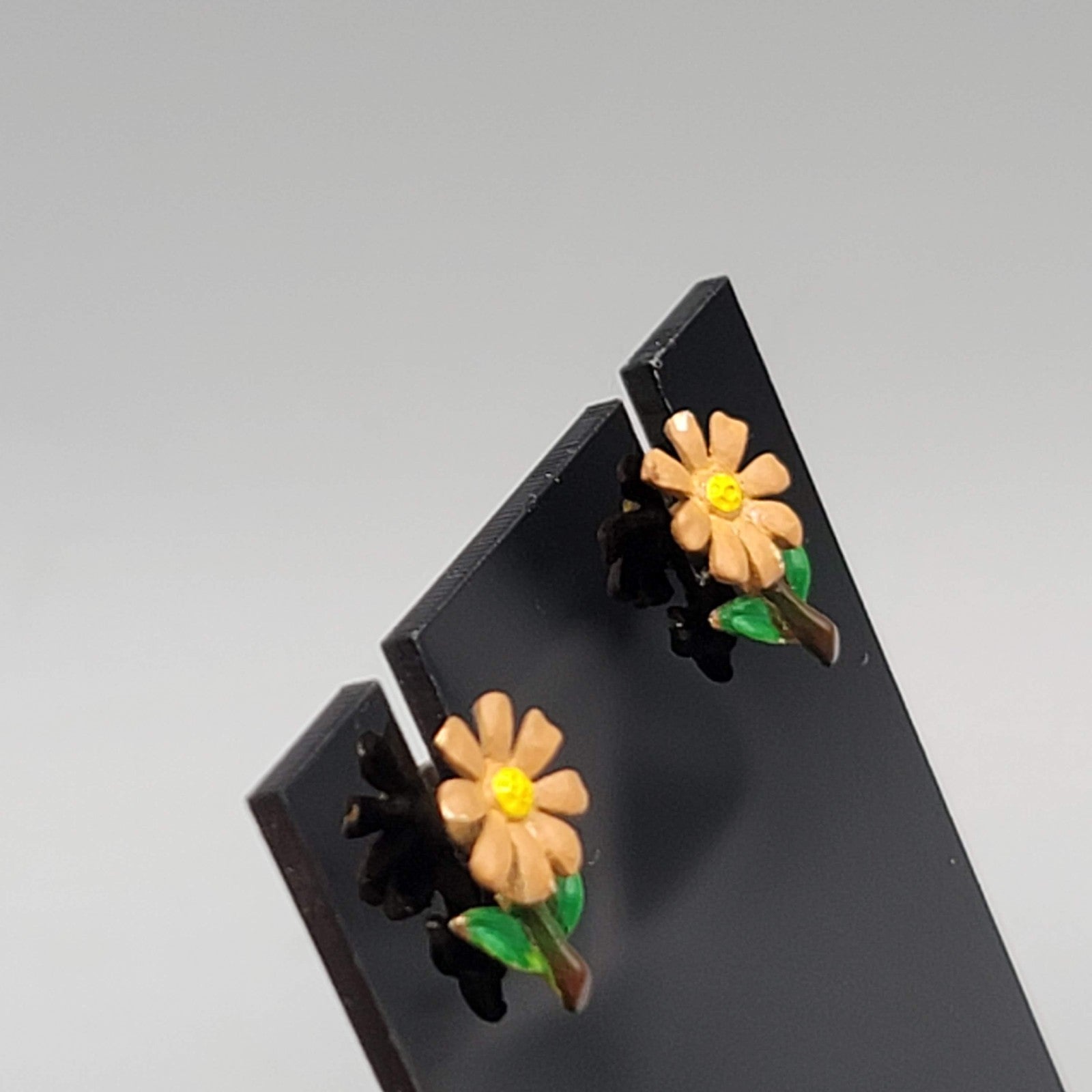 Vintage Enamel Daisy Flower Pierced Earrings Studs 1/2"