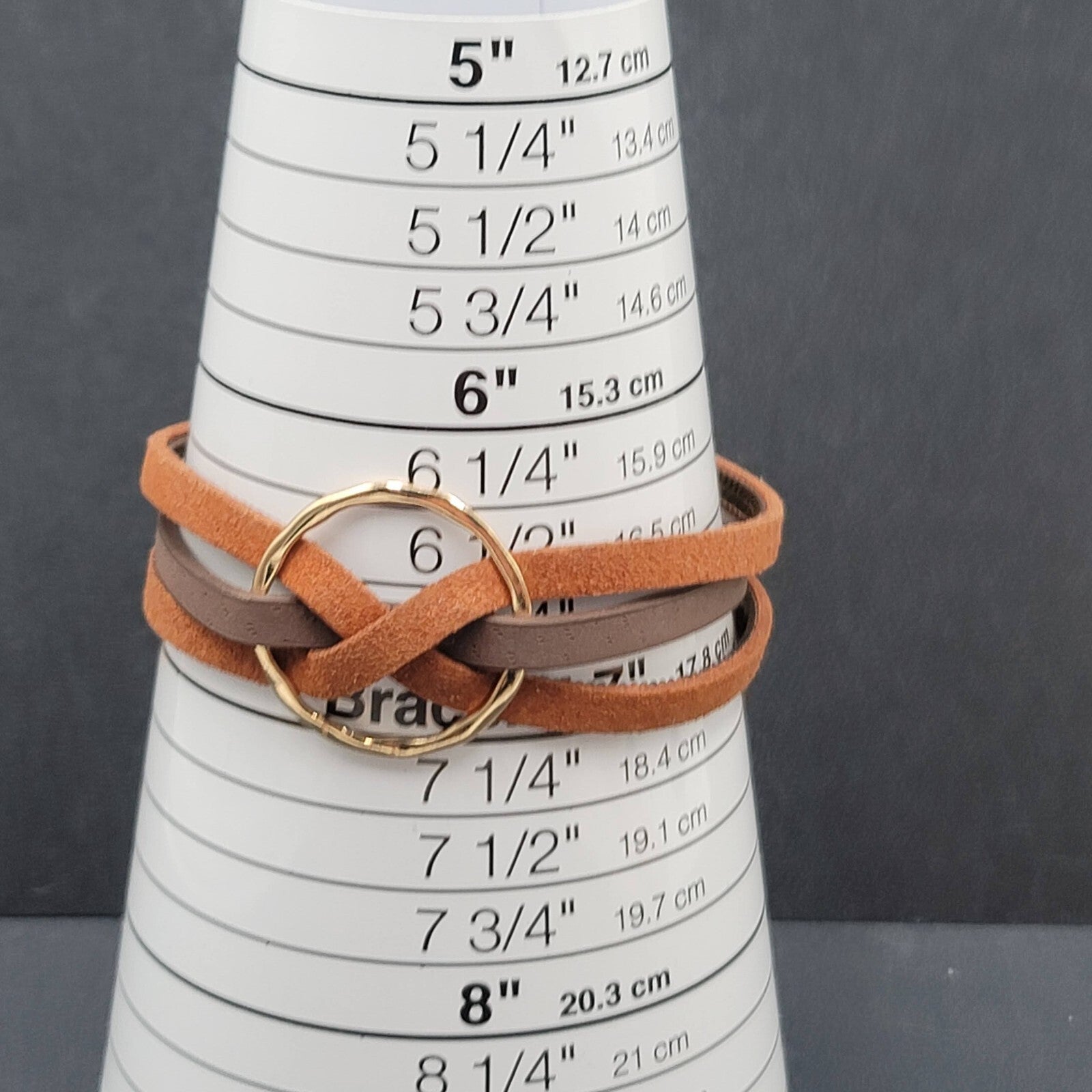 Leather Bracelet Gold tone Circle Magnet Closure Unsigned   7"
