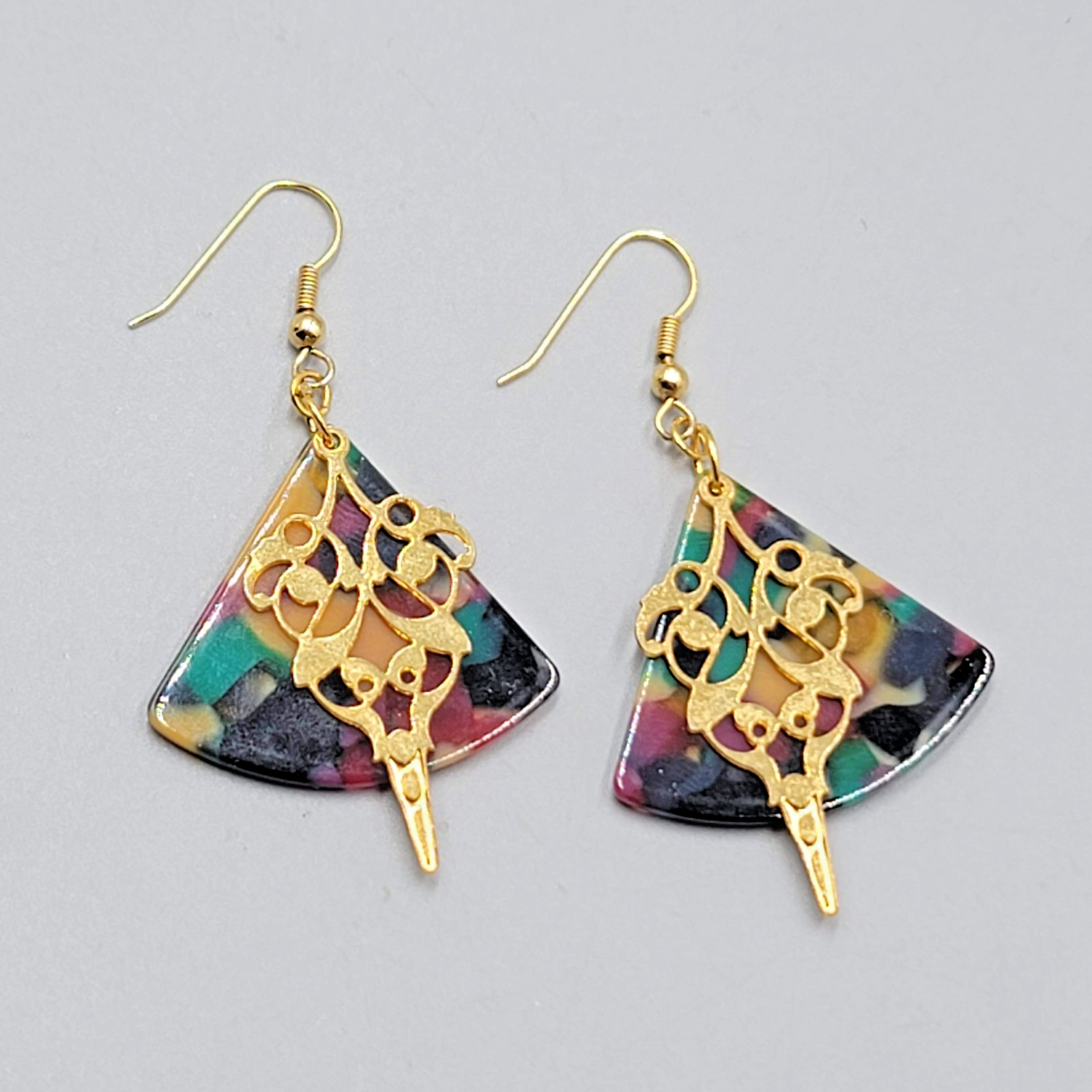 Pierced Earrings Gold tone Dangle Multicolor Acrylic 1.5"