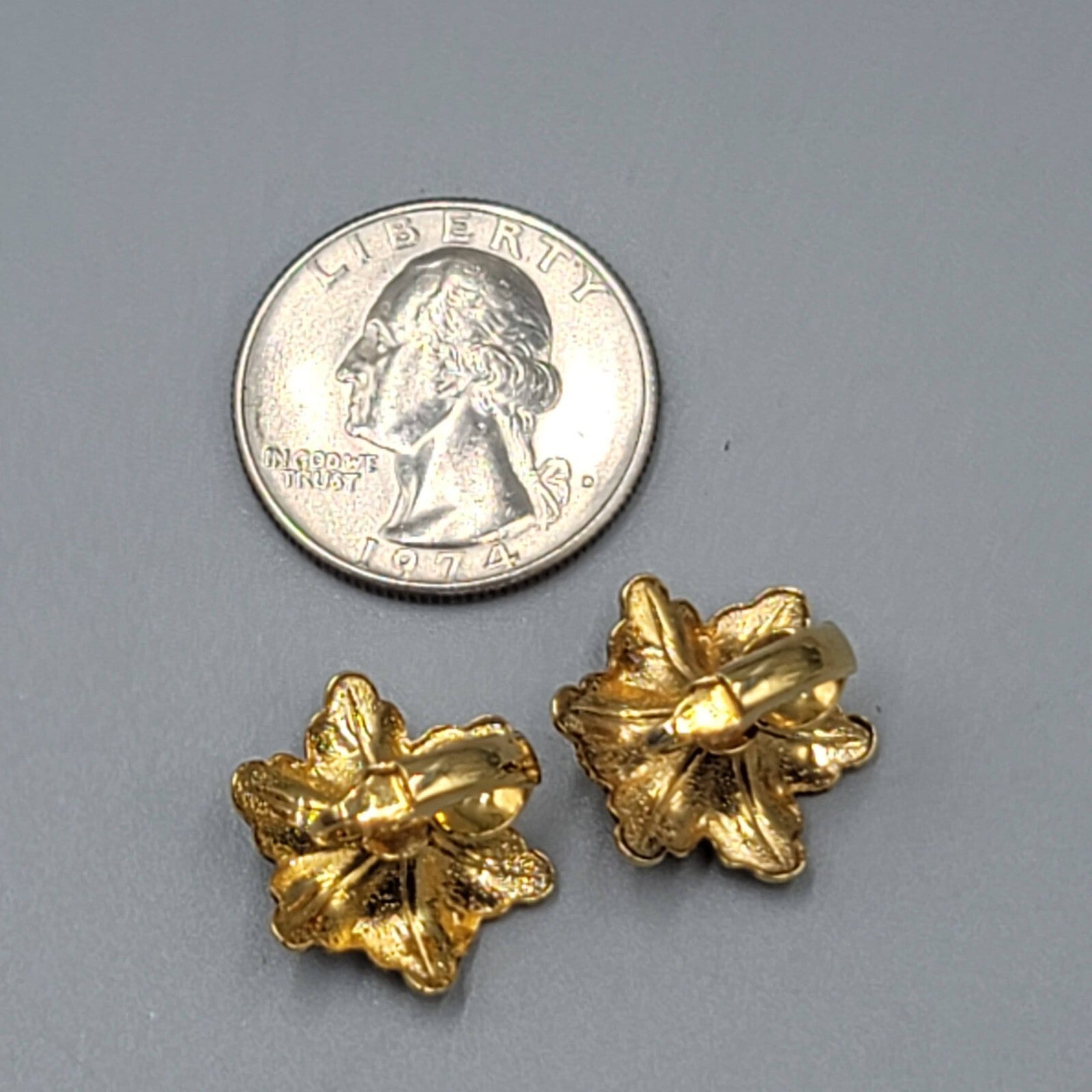Vintage Flower Stud Clip on Earrings Gold tone Faux Pearl 3/4"