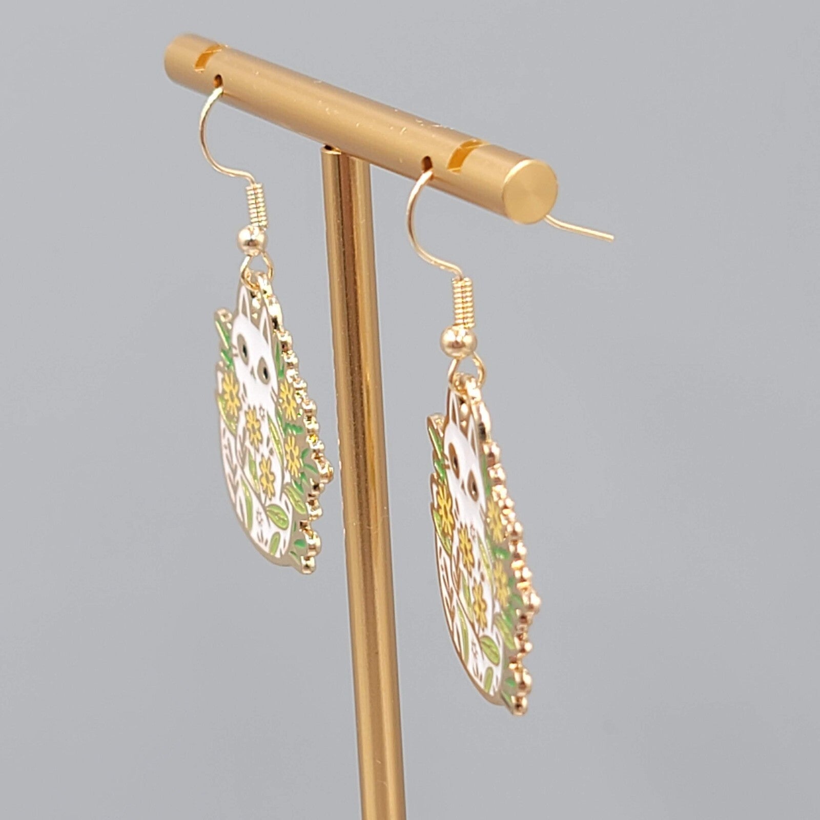 White Kitty Cat in the Flowers Pierced Earrings Gold tone Dangle 1"
