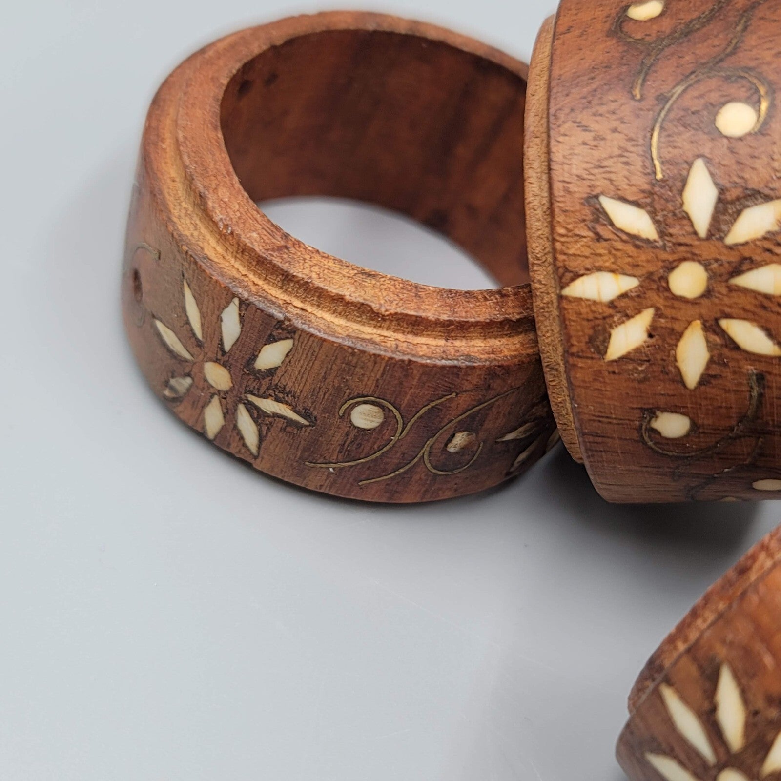 VINTAGE SET 6 VINTAGE MADE IN INDIA WOOD BRASS INLAY FLOWER NAPKIN RING