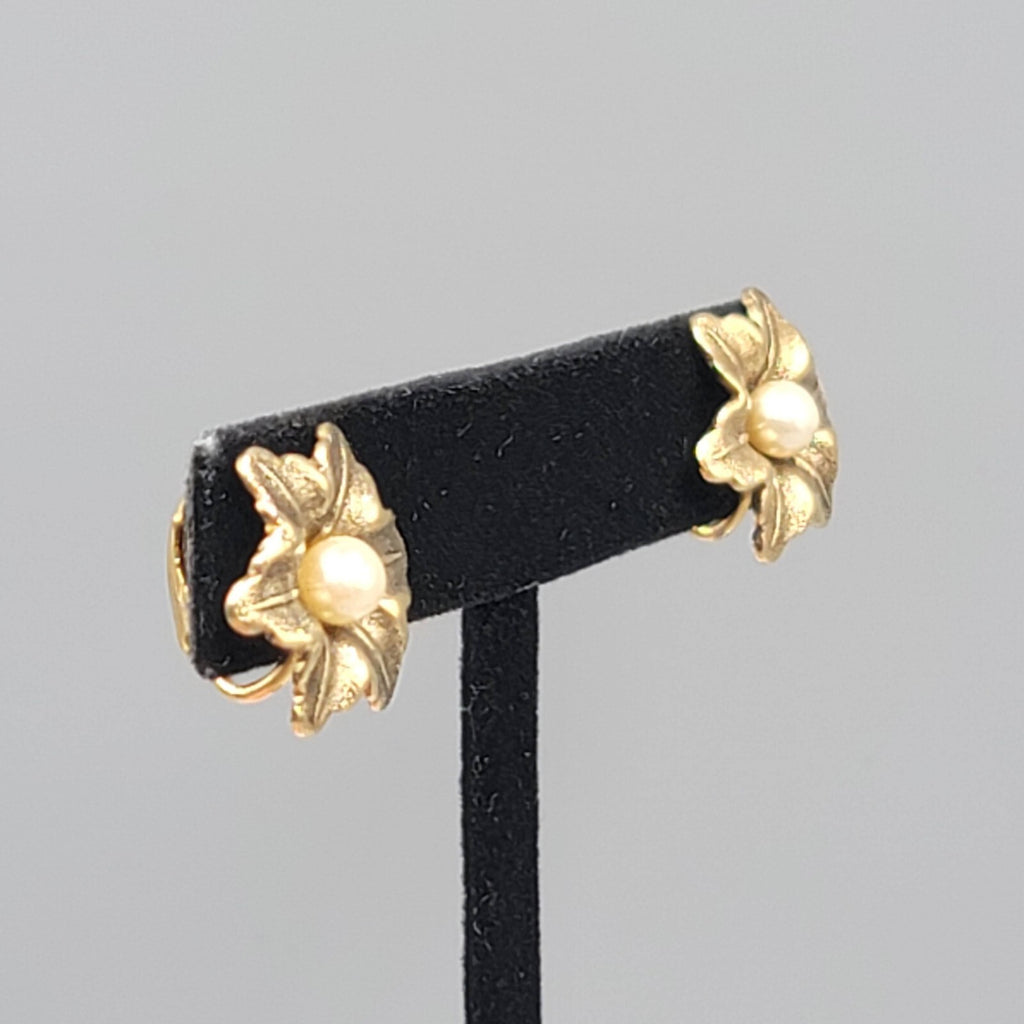 Vintage Flower Stud Clip on Earrings Gold tone Faux Pearl 3/4"