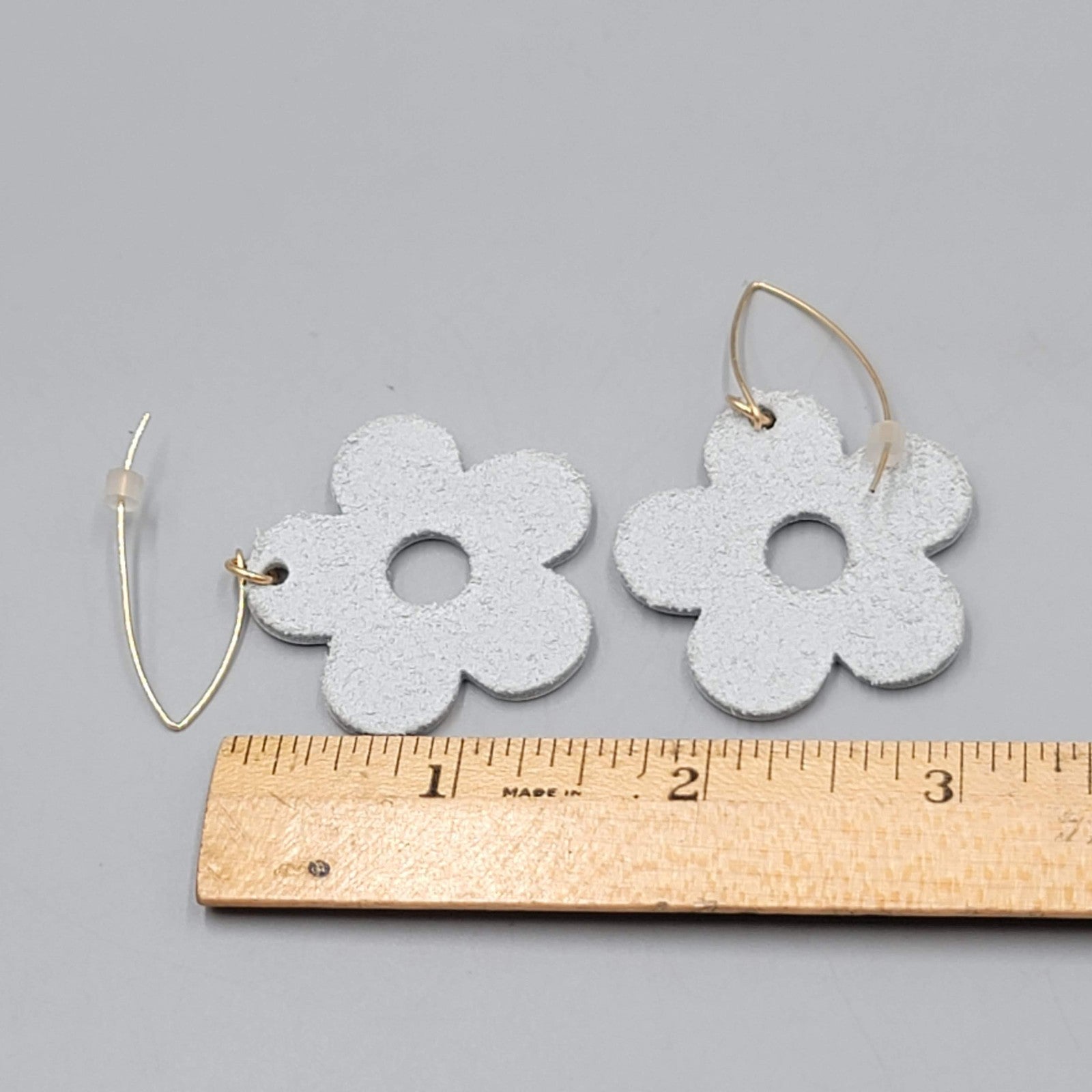 White Leather Flower Pierced Earrings Gold toen Dangle 1.5"