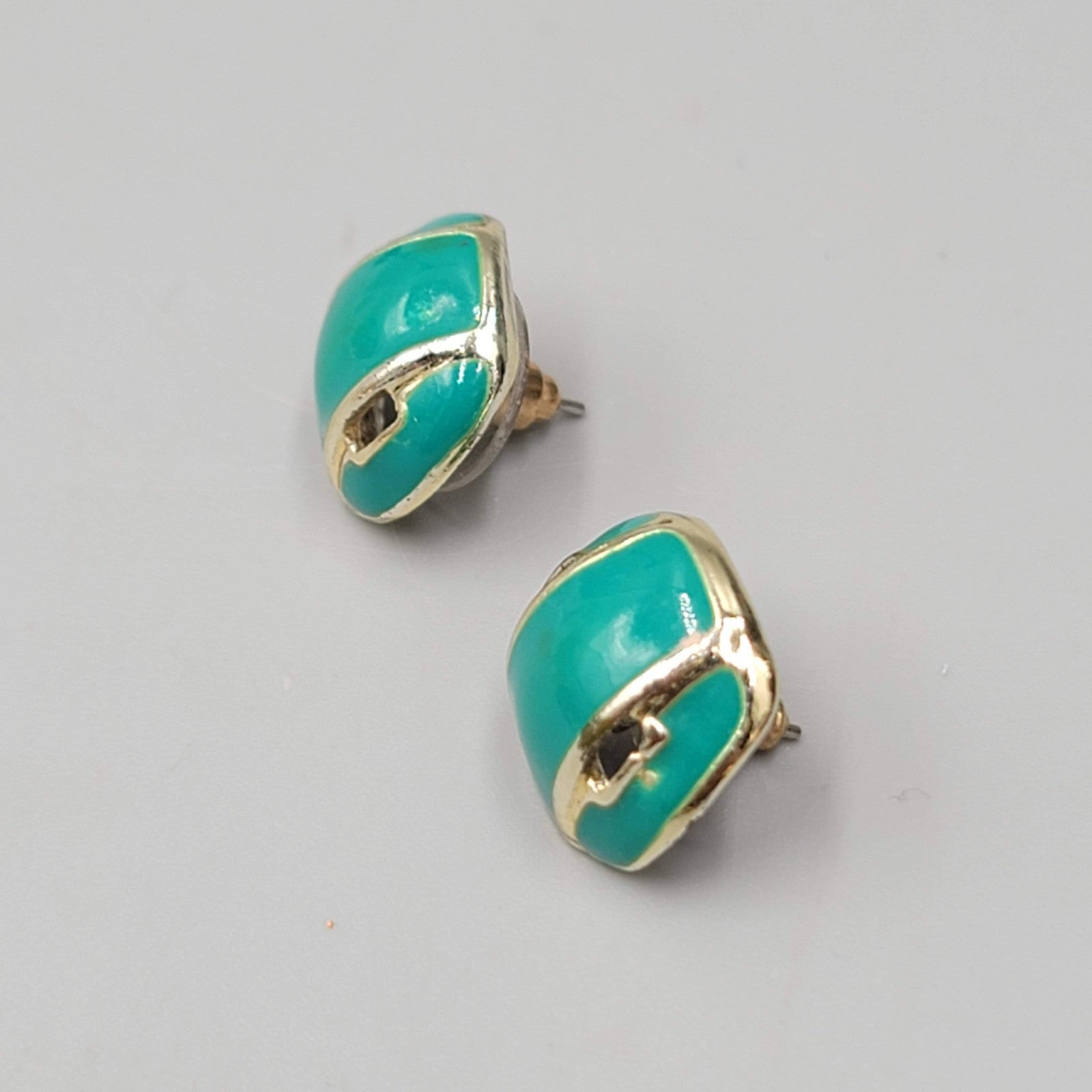 Vintage Green Enamel Stud Pierced Earrings Gold tone  1/2"