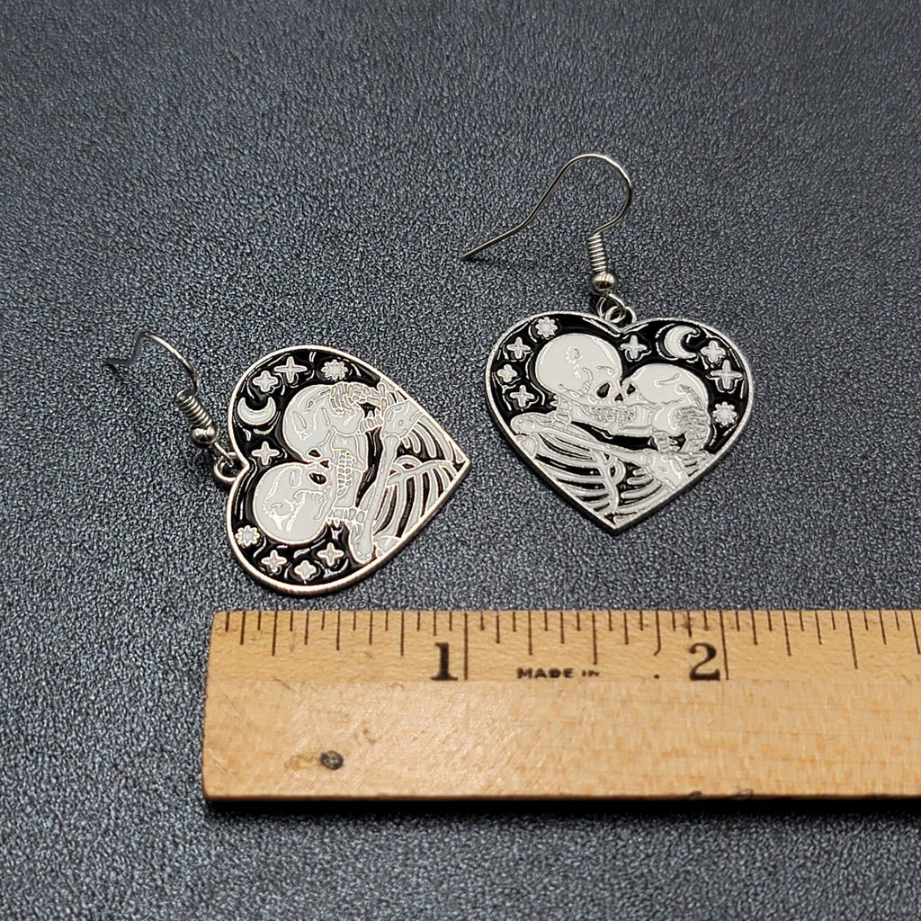 Kissing Skeletons Pierced Earrings Silver tone Black White Enamel Heart 1"