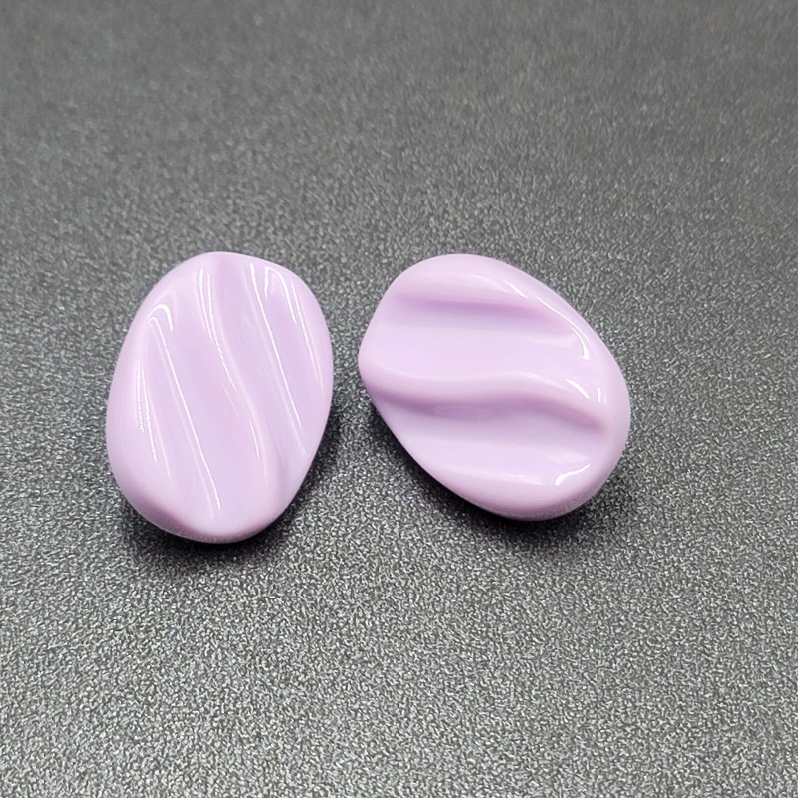 Vintage Pierced Earrings Acrylic Lavender Purple Wavy Drop 1"