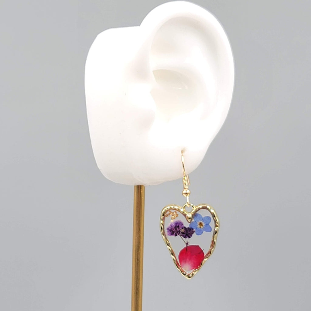 Real Flower Heart Pierced Earrings Gold tone Dangle Resin 1"