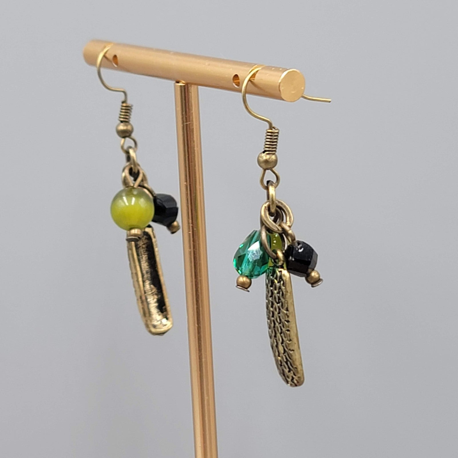 Green Black Glass Bead Pierced Earrings Bronze tone Dangle 1.25 in