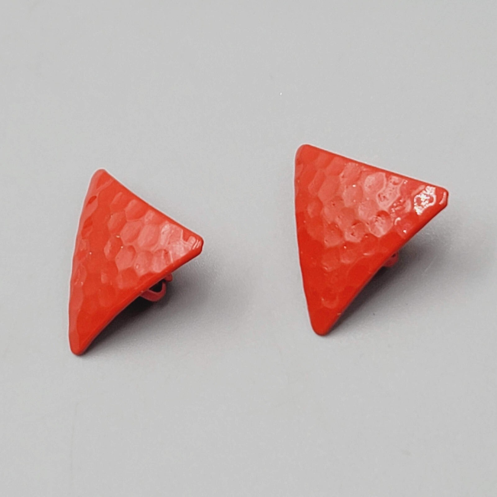 Vintage Triangle Clip on Earrings Red Enamel Hammered Metal 7/8'