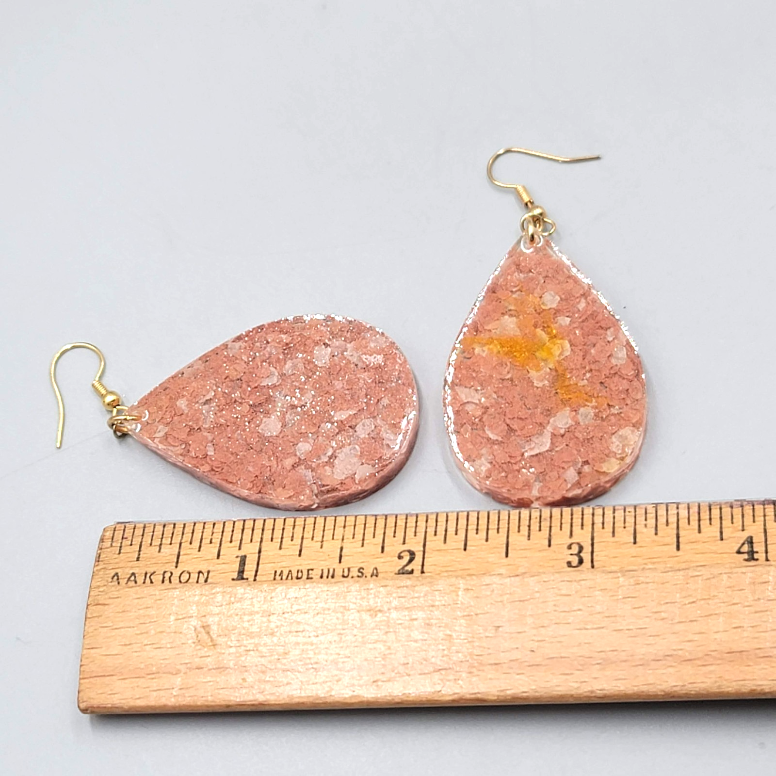 Confetti Resin Teardrop Pierced Earrings Gold tone Dangle Pink Mauve 2 in