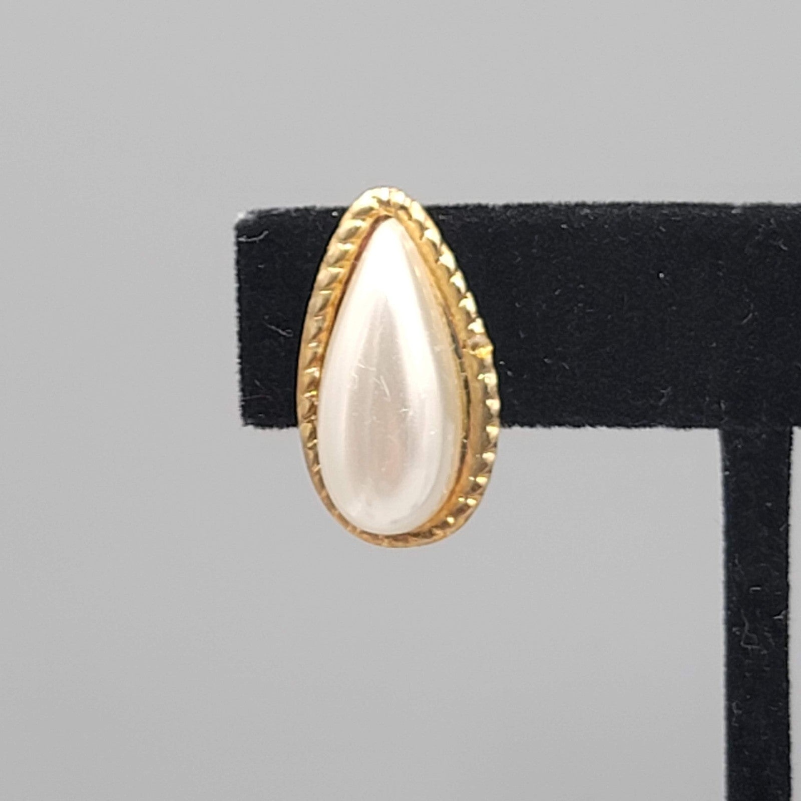 Vintage Teardrop Clip on Earrings White and Gold tone 7/8 in