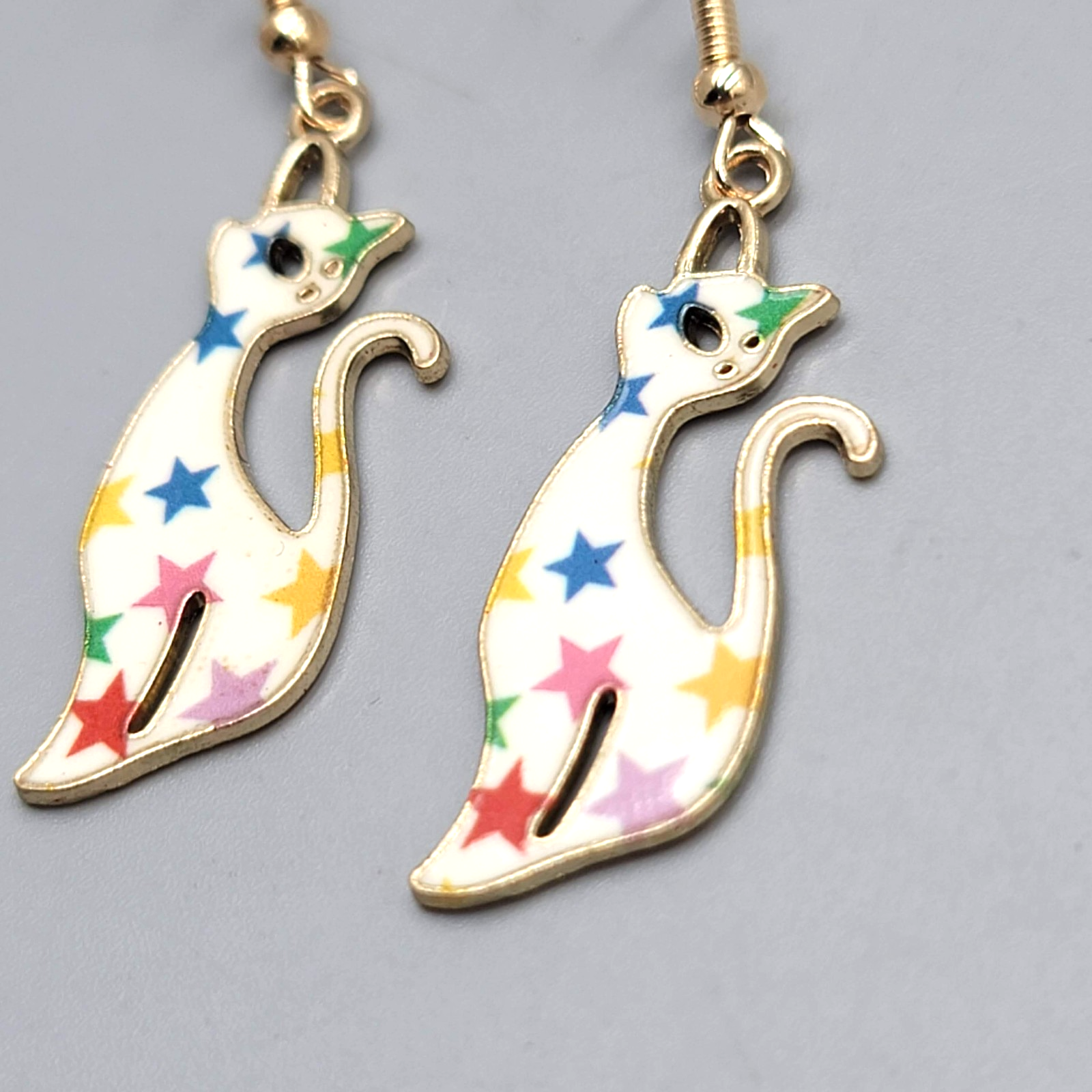 White Kitty Cat Multicolor Stars Pierced Earrings Gold tone Dangle 1 3/8"
