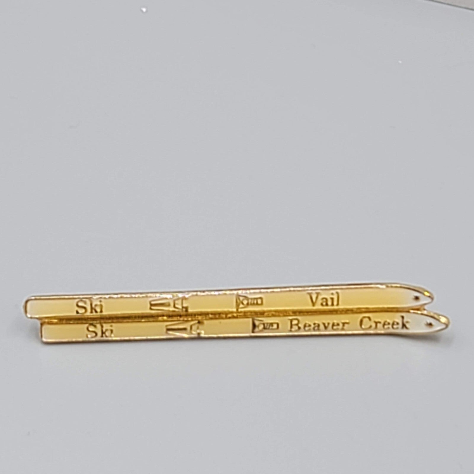 Vintage Ski Vail Beaver Creek Enamel Pin Badge Skier Skiing Travel Souvenir 1"