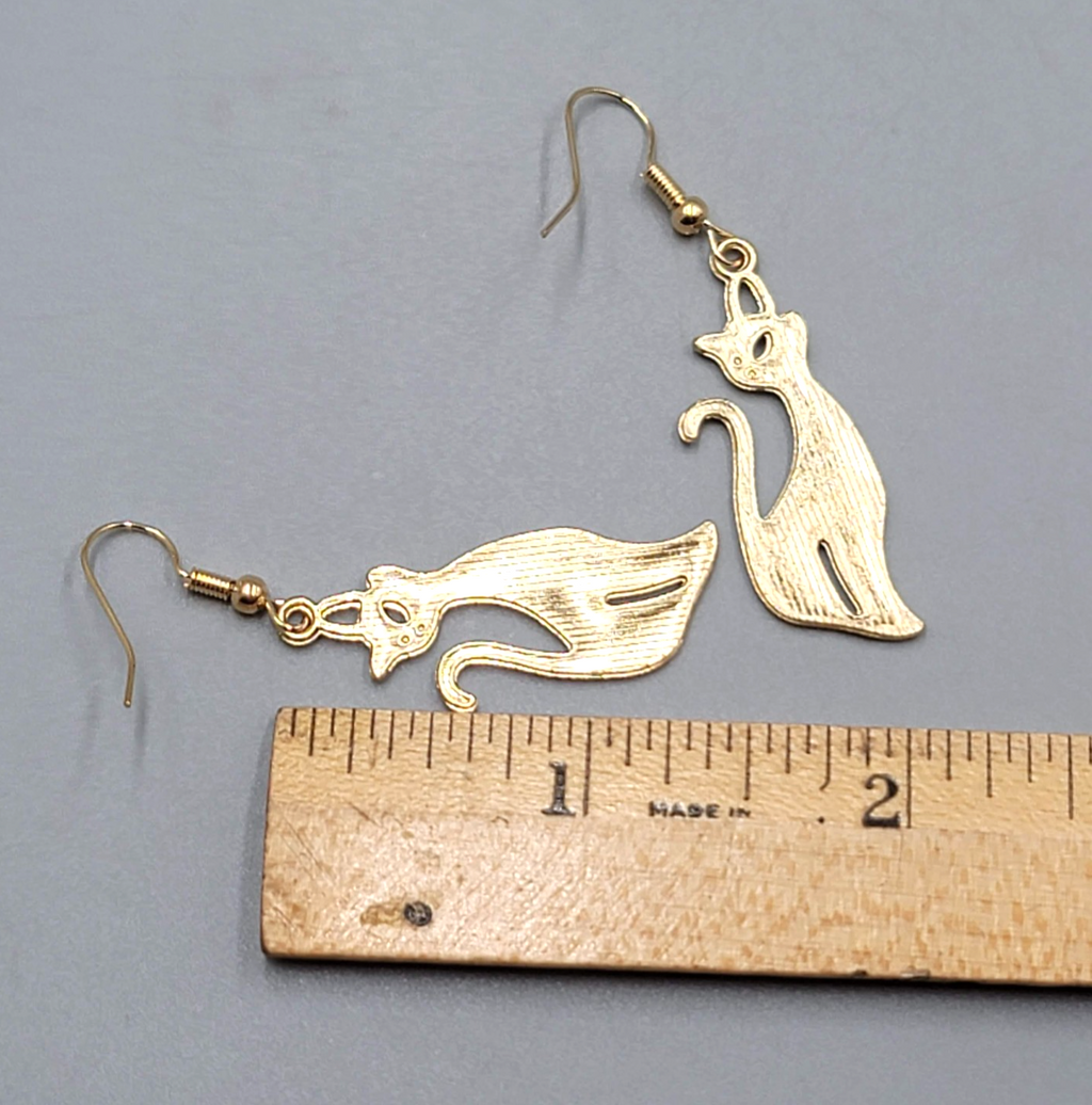 White Kitty Cat Multicolor Stars Pierced Earrings Gold tone Dangle 1 3/8"