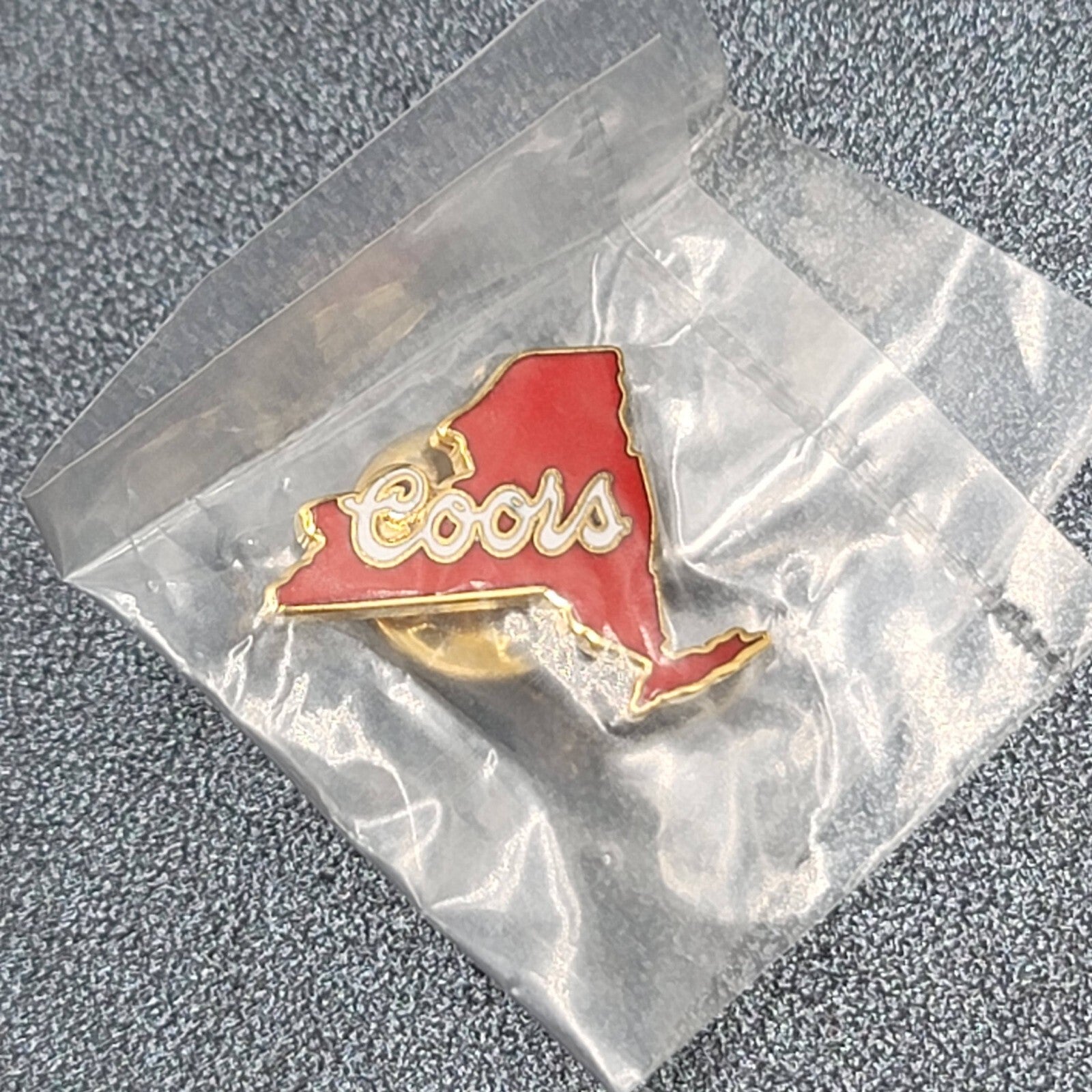 New York Vintage State Coors Beer Souvenir Lapel Pin Red Enamel NOS