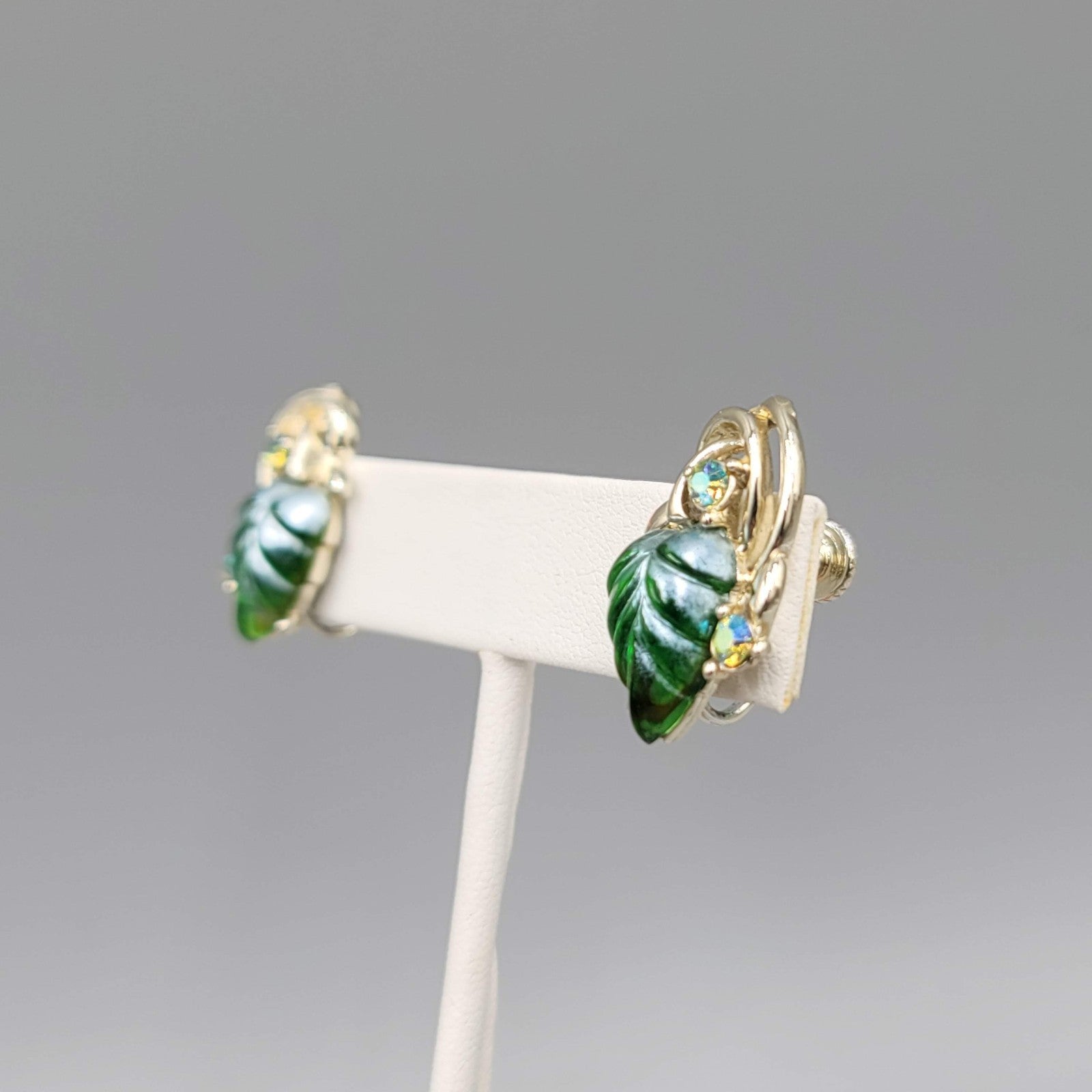 Vintage Molded Green Glass Rhinestone Clip on Earrings Gold tone Screw Back 7/8"