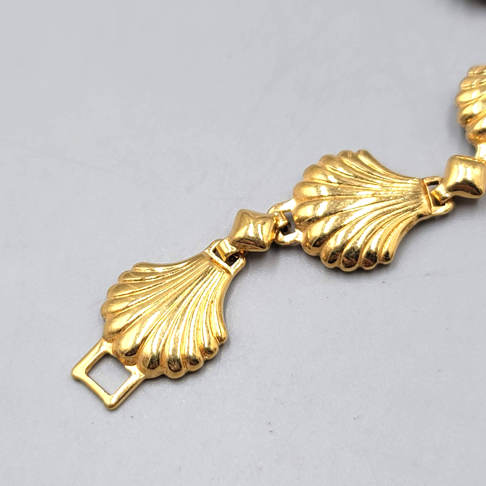 Vintage Avon Seashell Panel Bracelet Gold Plated Clam Shell 6.75 in