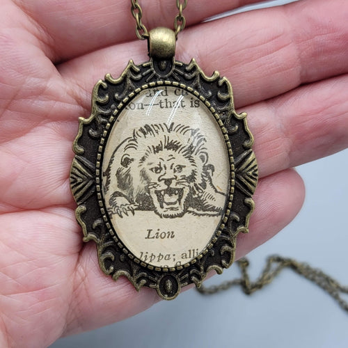 Artisan Glass Lion Glass Cabochon Pendant Necklace Bronze tone Chain 18"