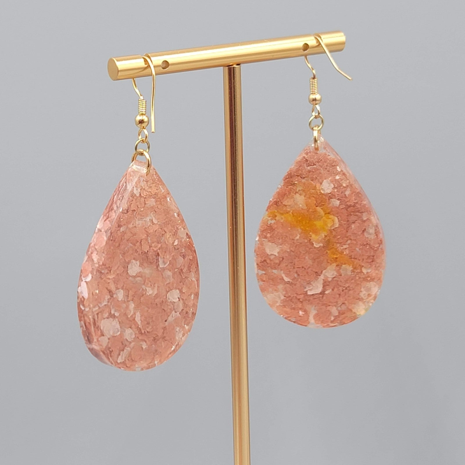 Confetti Resin Teardrop Pierced Earrings Gold tone Dangle Pink Mauve 2 in