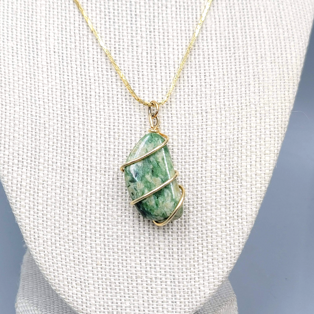 Vintage Polished Green Stone Pendant Necklace Gold tone Cobra Chain 18"