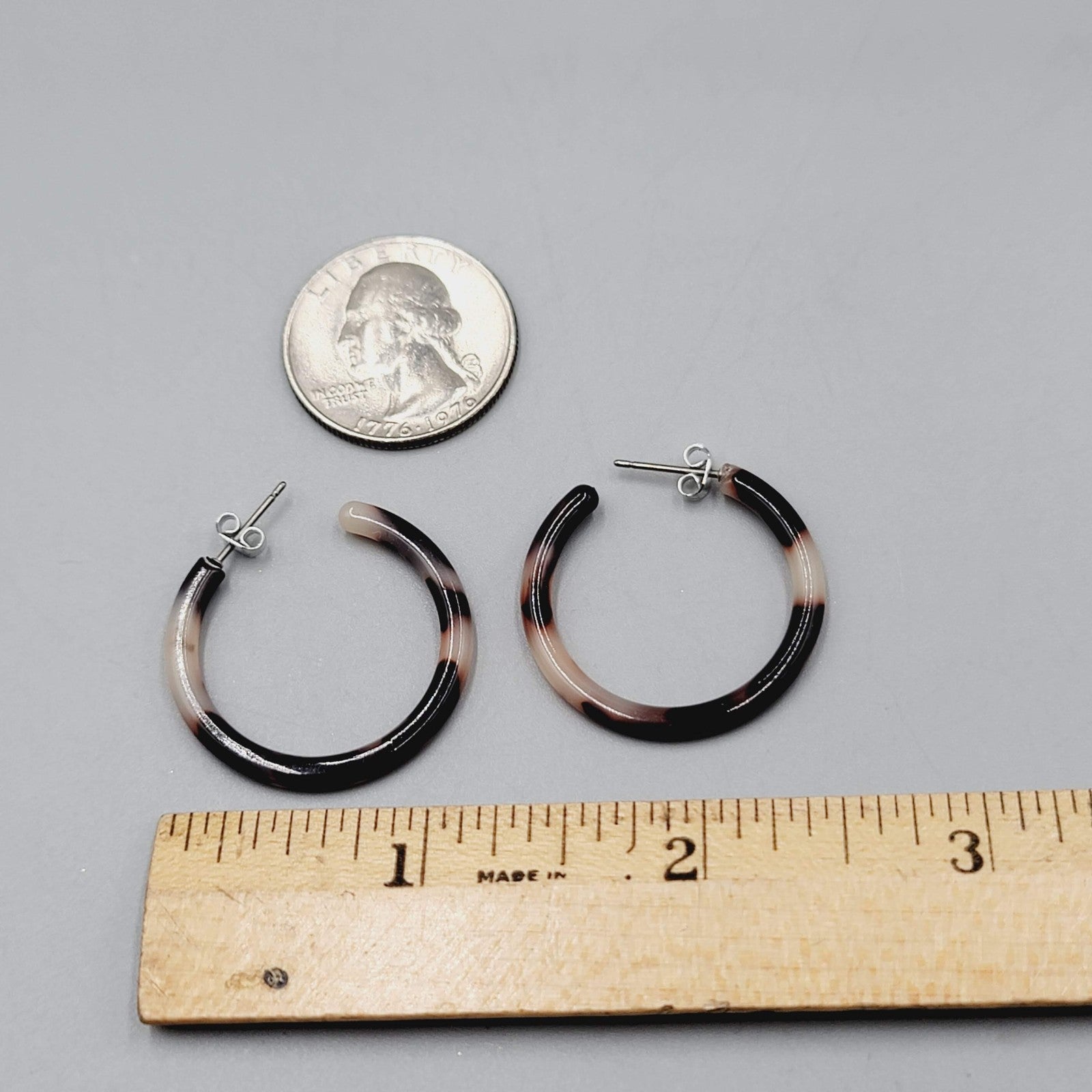 Tortoiseshell Hoop Pierced Earrings Lightweight Acrylic Purple/Brown Hue 1"