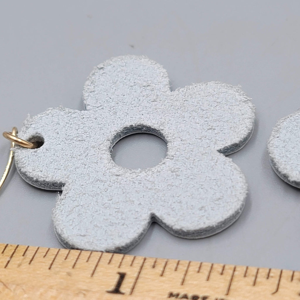 White Leather Flower Pierced Earrings Gold toen Dangle 1.5"