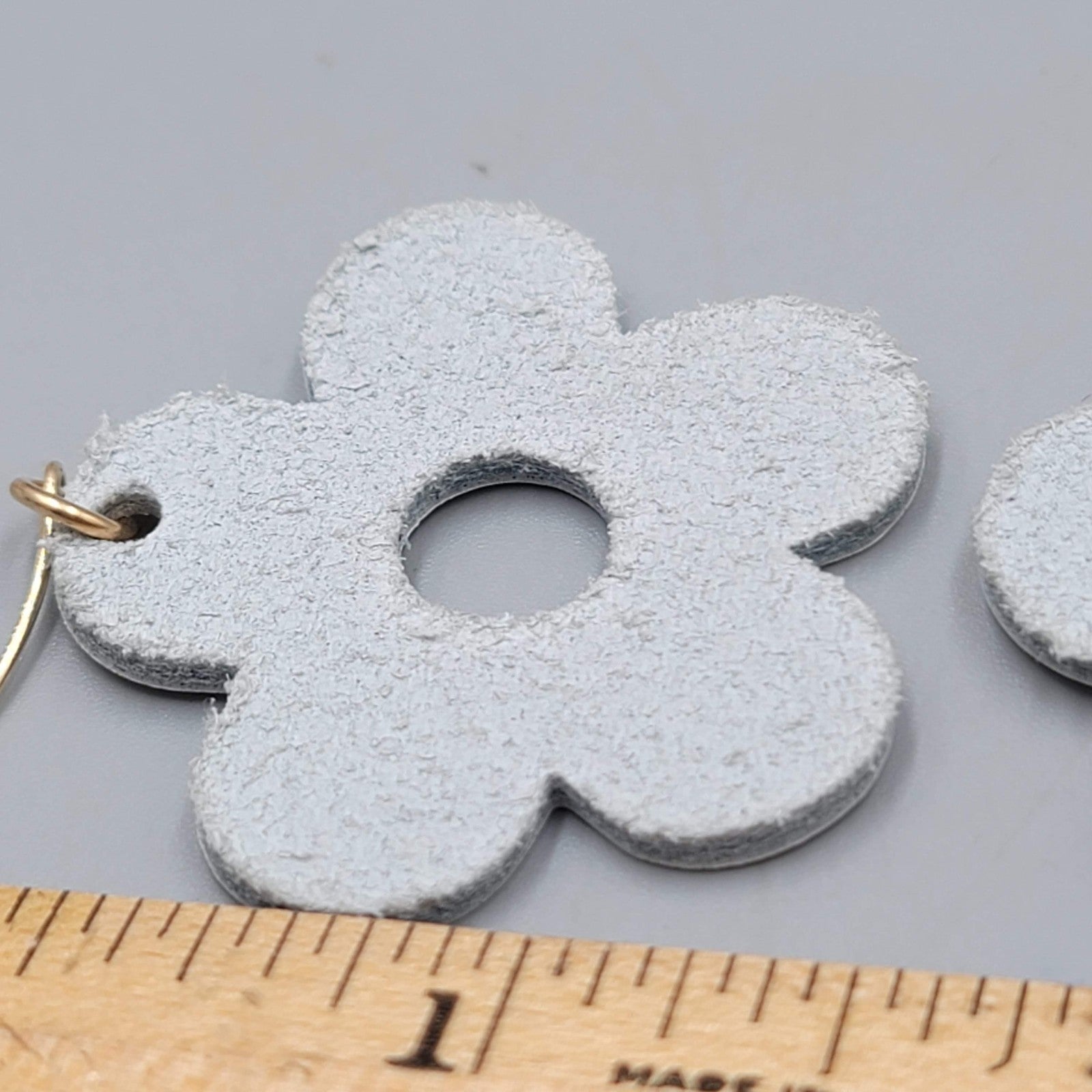 White Leather Flower Pierced Earrings Gold toen Dangle 1.5"