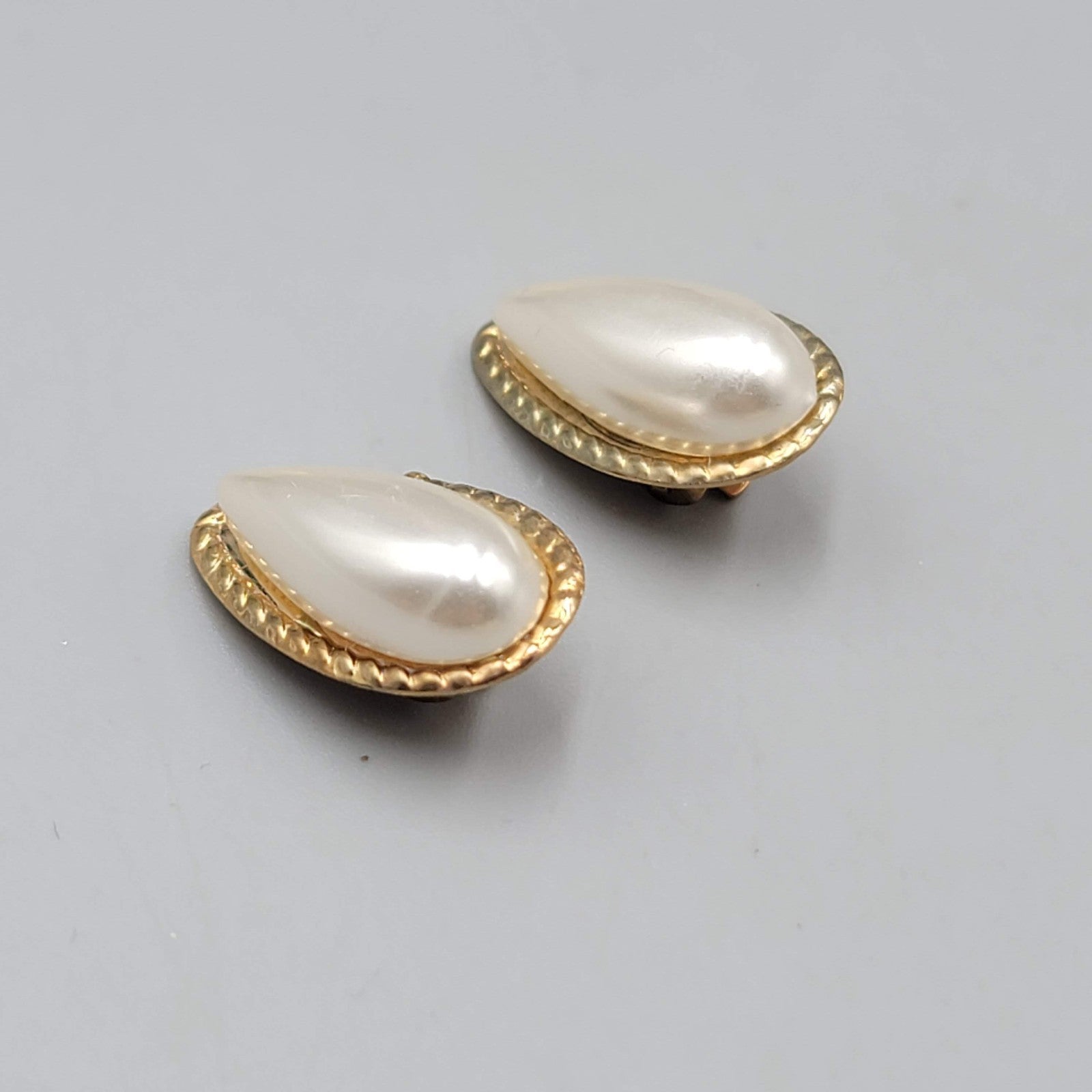 Vintage Teardrop Clip on Earrings White and Gold tone 7/8 in