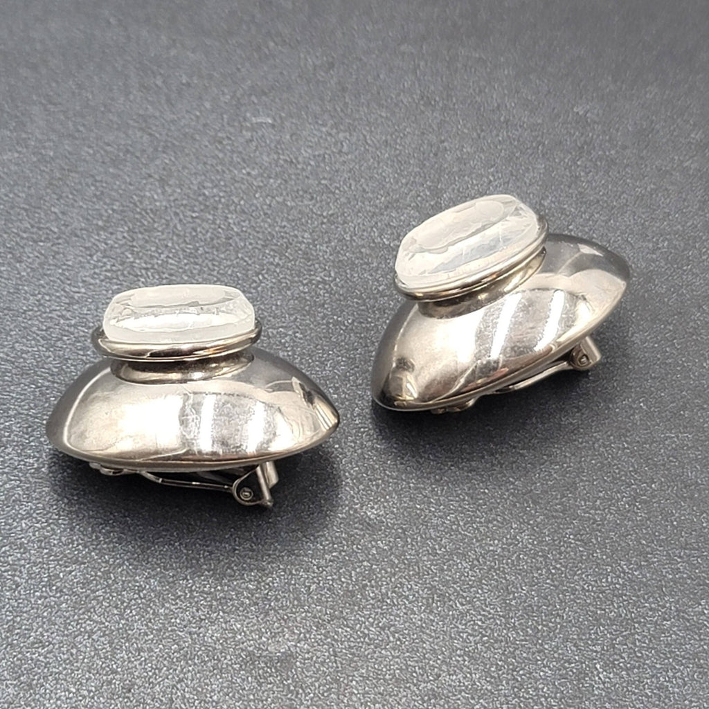 Vintage ELLEN DESIGNS Clip on Earrings Silver tone Glass Intaglio Cameo 1 3/8"