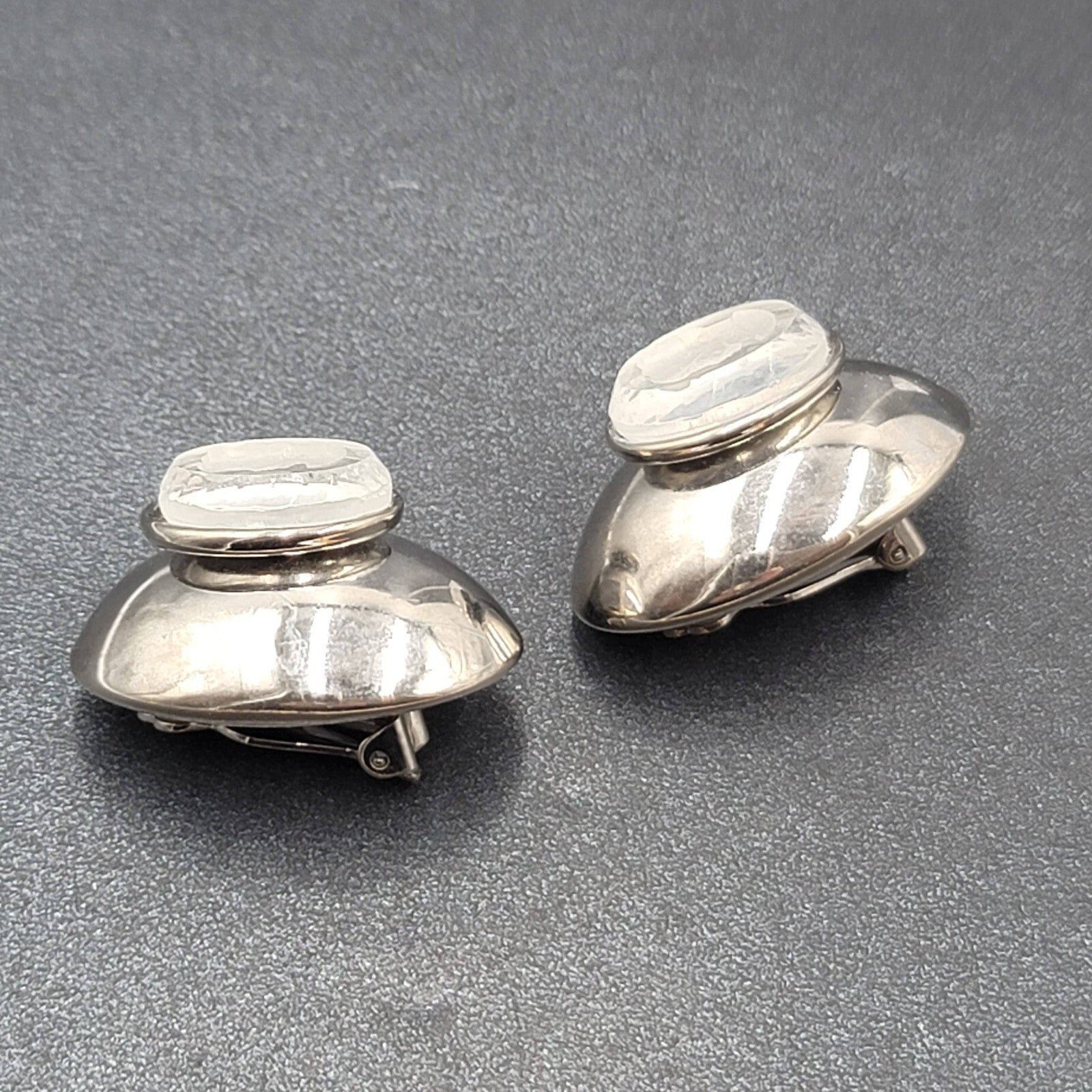 Vintage ELLEN DESIGNS Clip on Earrings Silver tone Glass Intaglio Cameo 1 3/8"