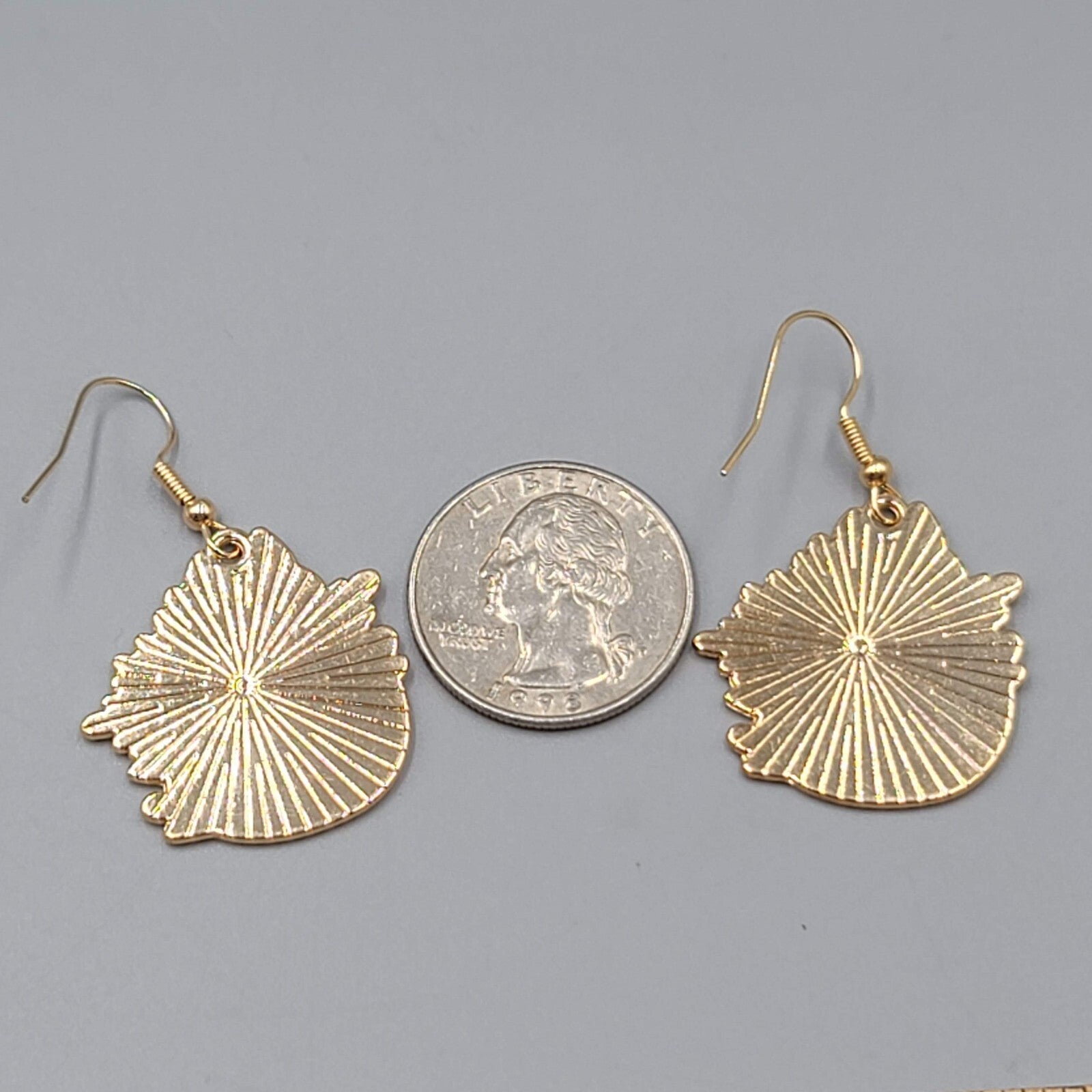 White Kitty Cat in the Flowers Pierced Earrings Gold tone Dangle 1"