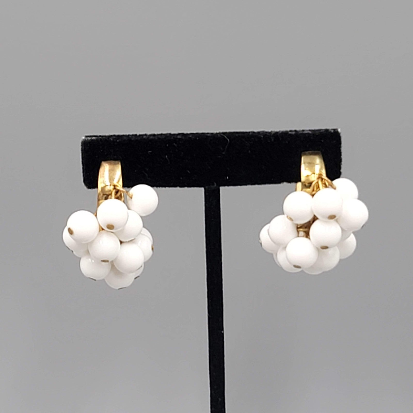 Vintage White Cluster Bead Statement Clip on Earrings Gold tone Dangle 1.5 in 