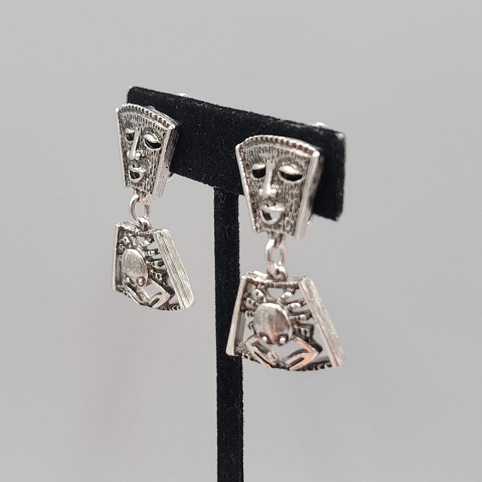Vintage Sarah Cov Clip on Earrings Zodiac Cancer Silver toen Dangle 1.5"