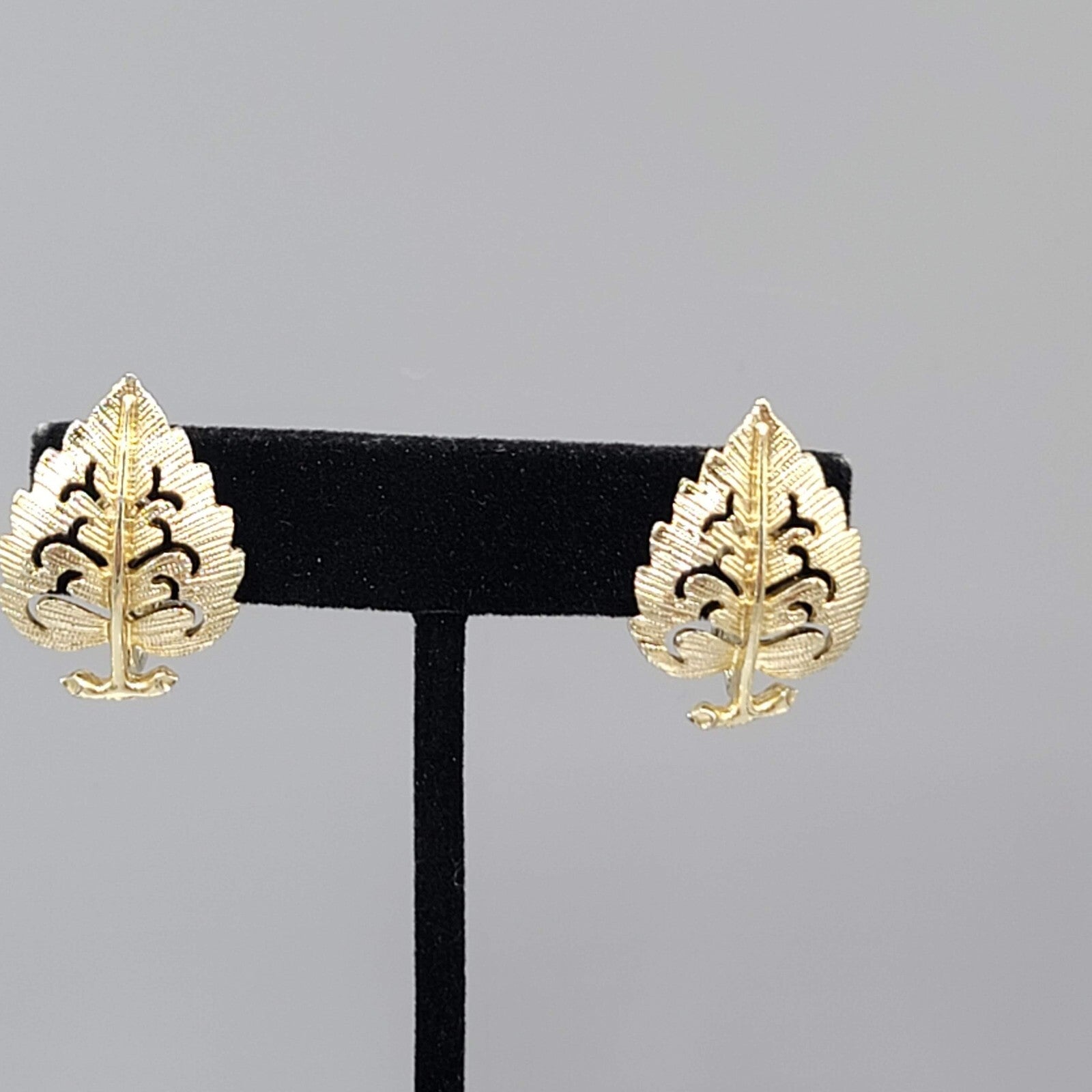 Vintage Aspen Leaf Clip on Earrings Light Gold tone 1"