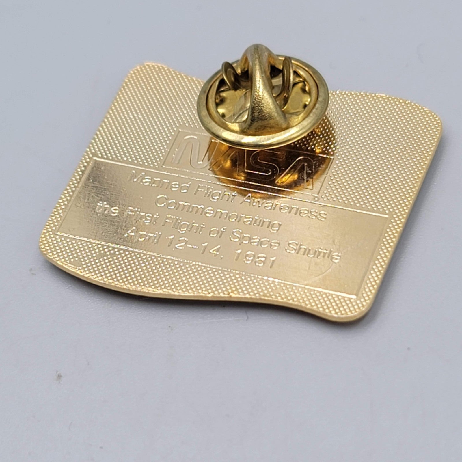 Vtg NASA 1991 Columbia Space Shuttle 10 Th Anniversary Gold Tone Lapel Pin
